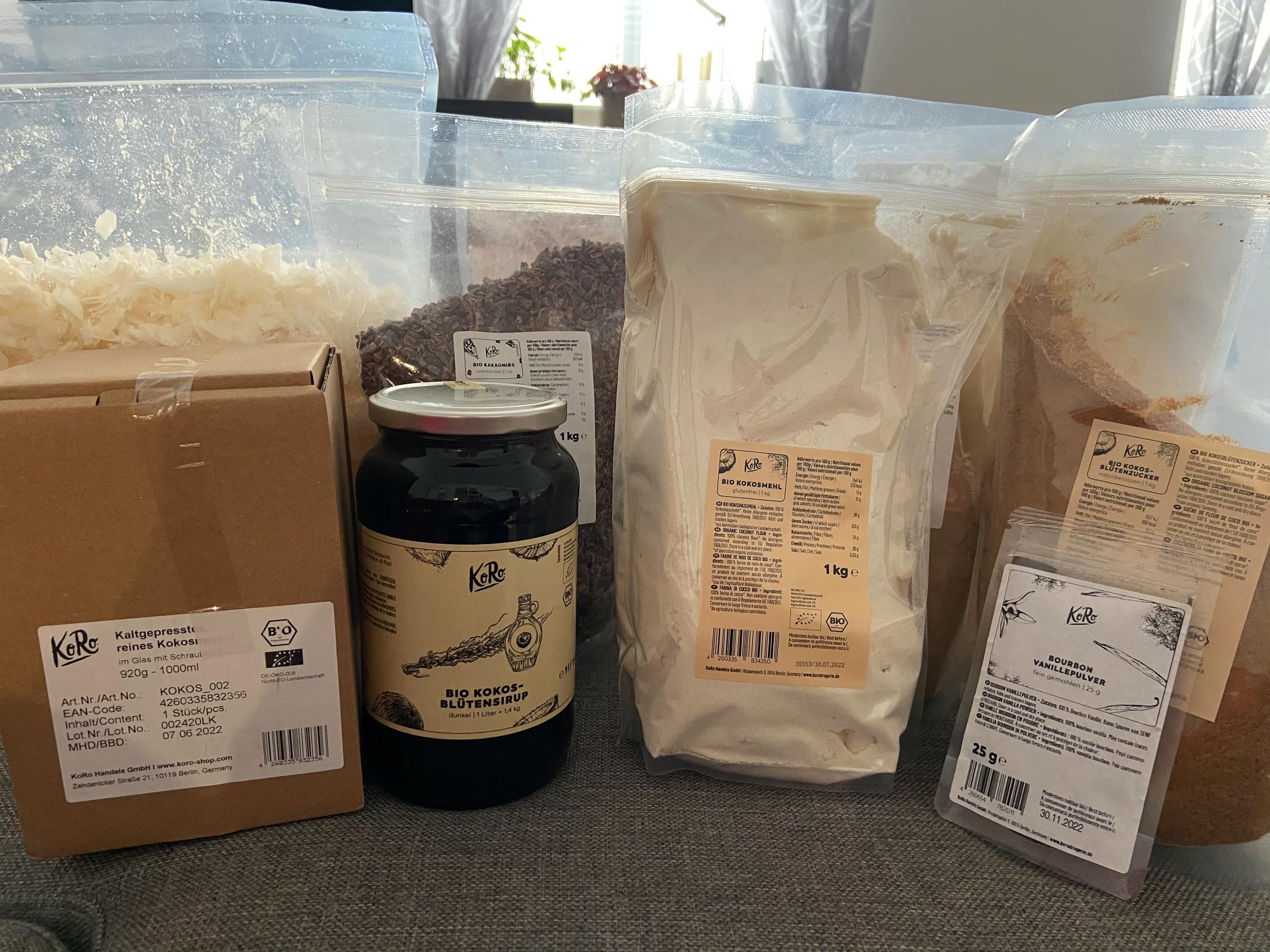 una bottiglia di bio kokos marmelade è seduta accanto a altri prodotti