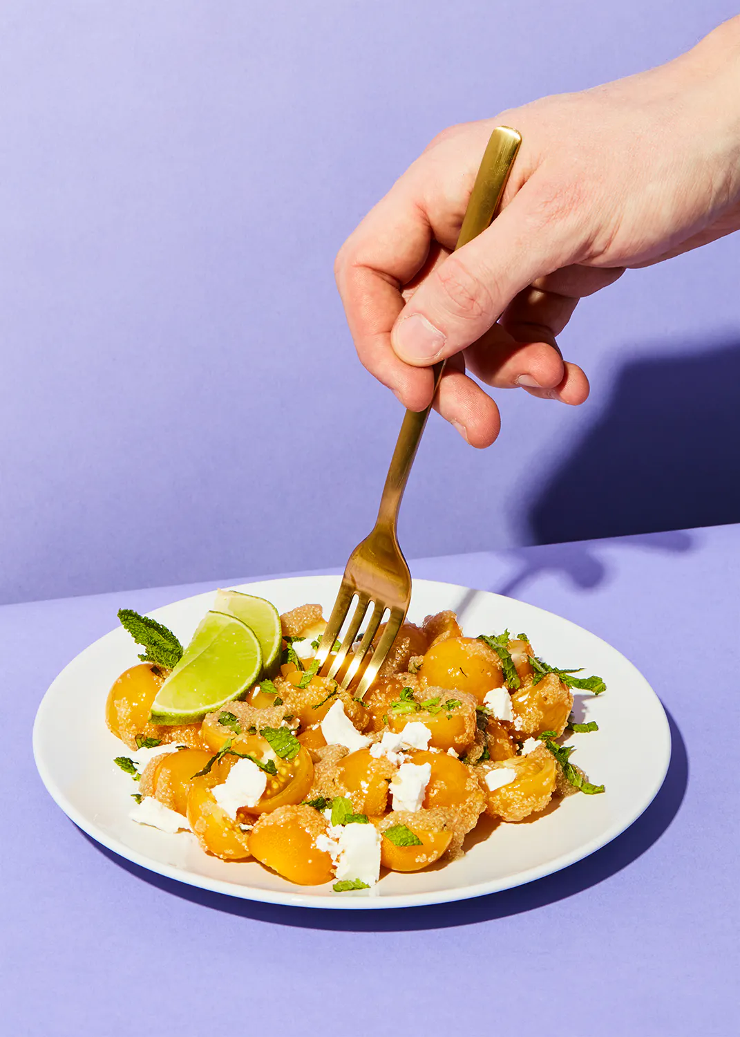 une personne mange une assiette de nourriture avec une fourchette