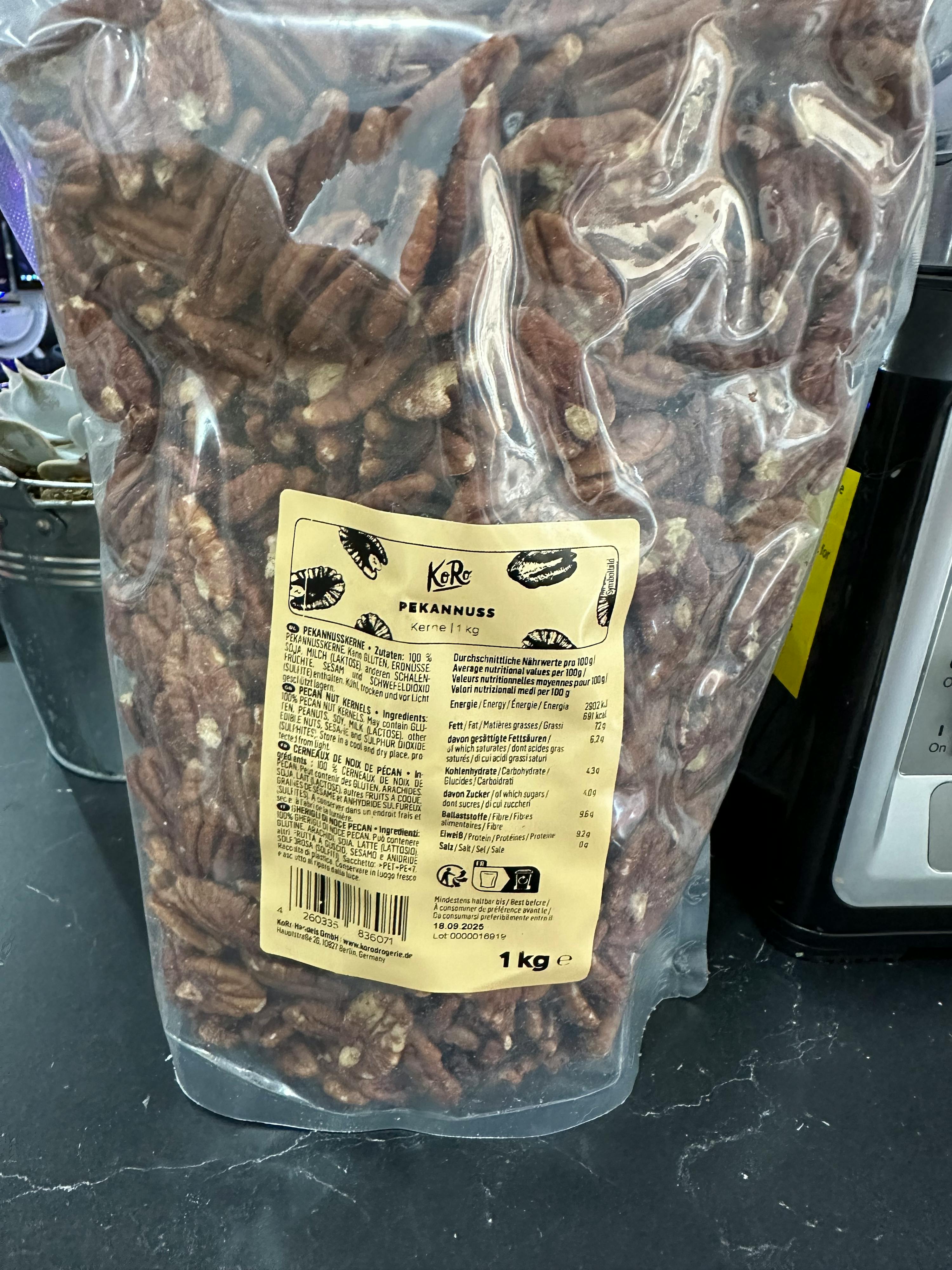 a bag of pecans has a label that says 1 kg