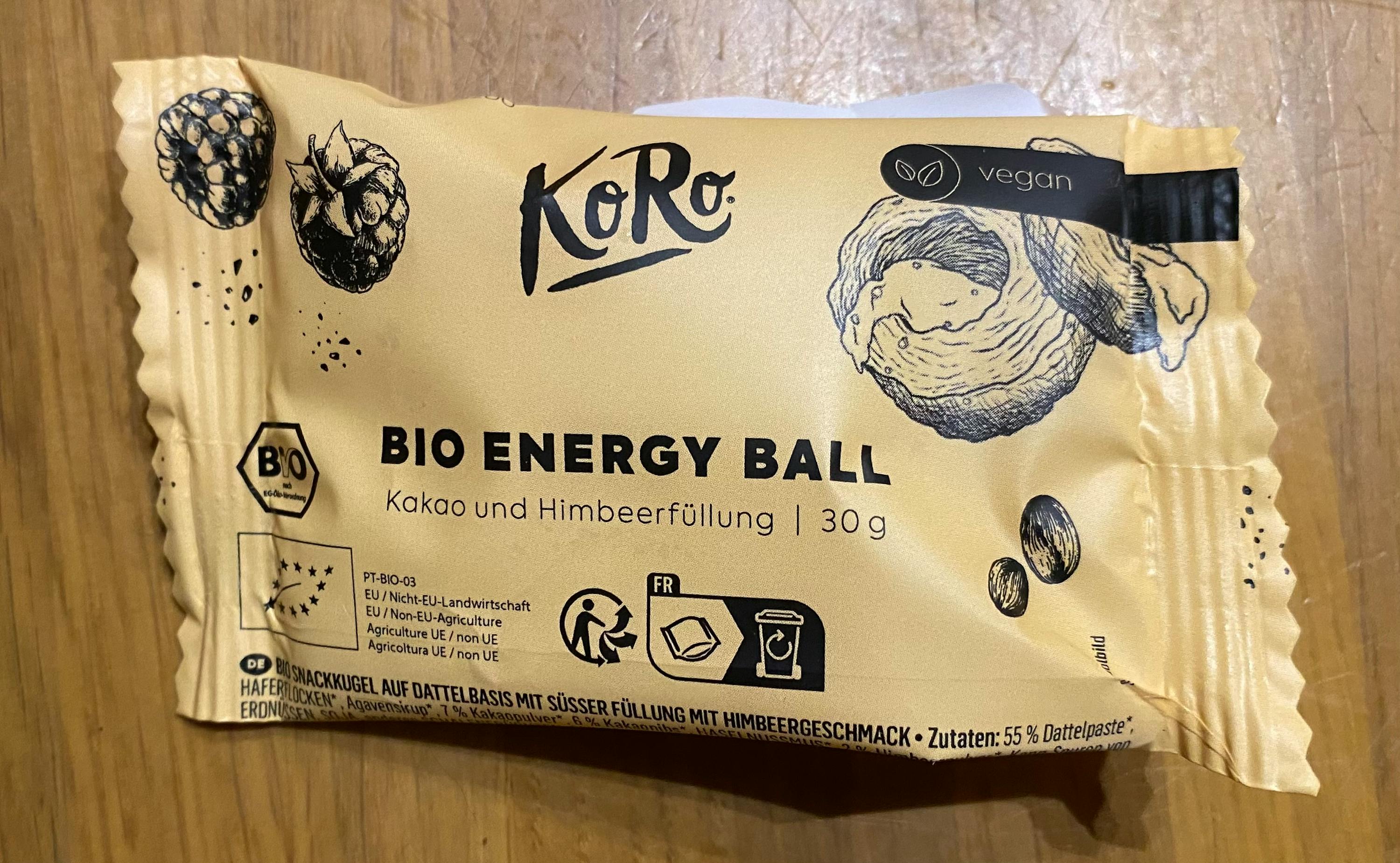 une balle d' énergie bio de 30 g de kokoa et de framboise