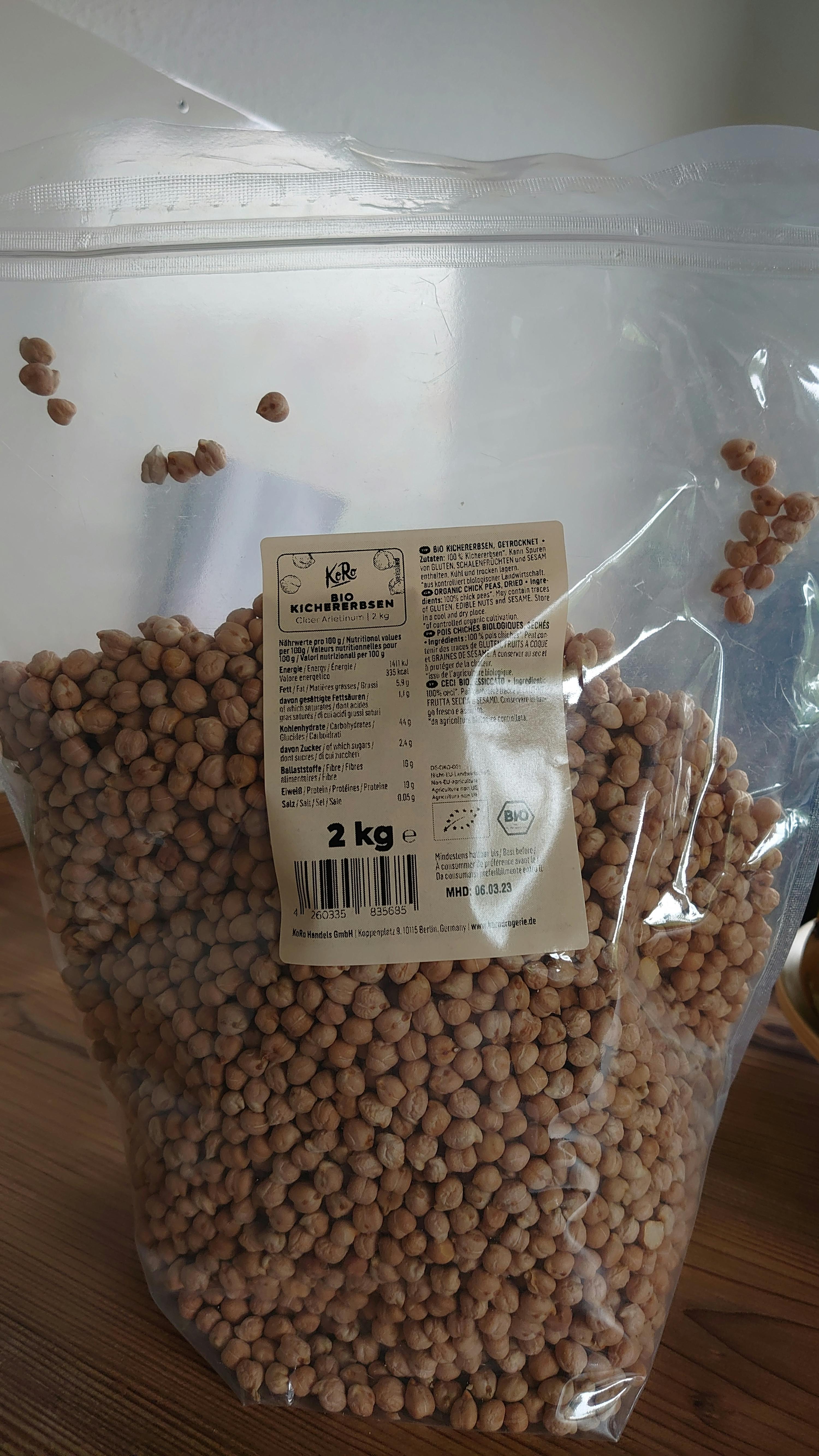 un sac de pois chiches avec l' étiquette de 2 kg