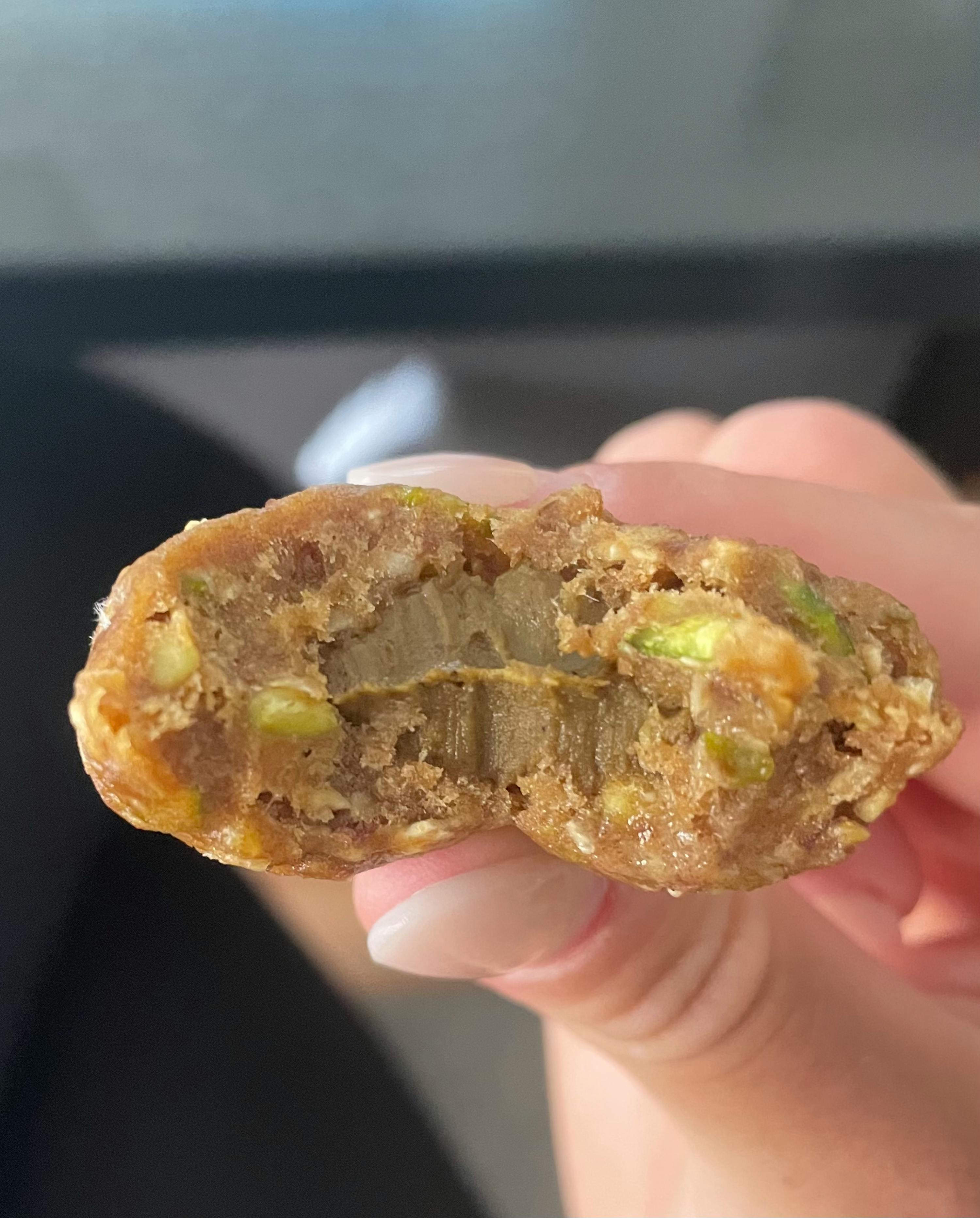 eine Person hält ein Stück Essen in der Hand