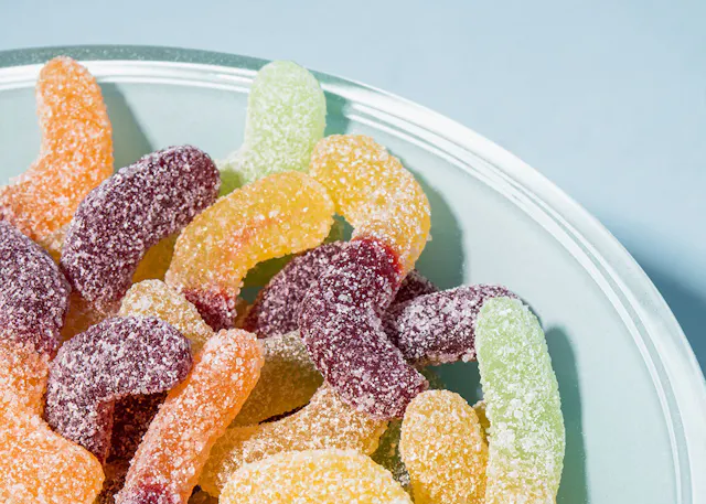 eine weiße Schüssel mit bunten Gummiwürmern