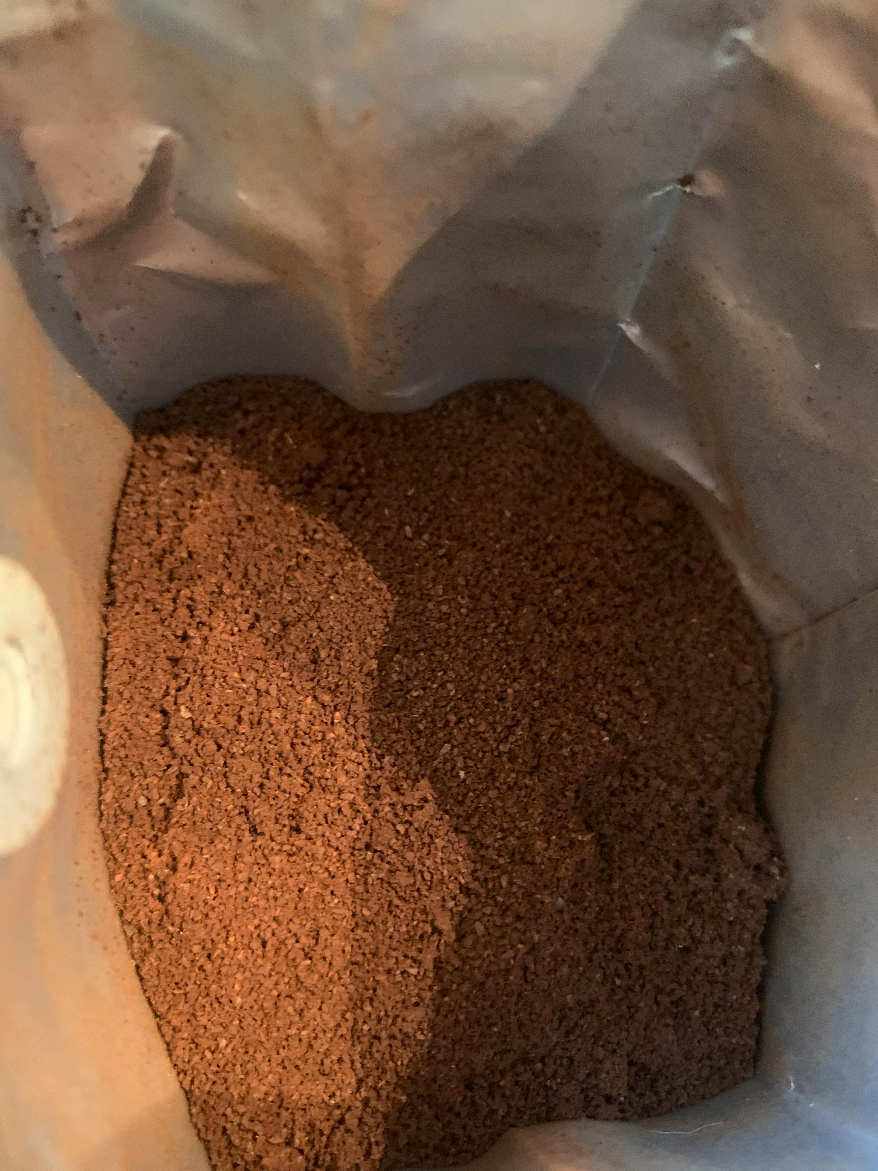 un gros plan d' un sac de café moulu