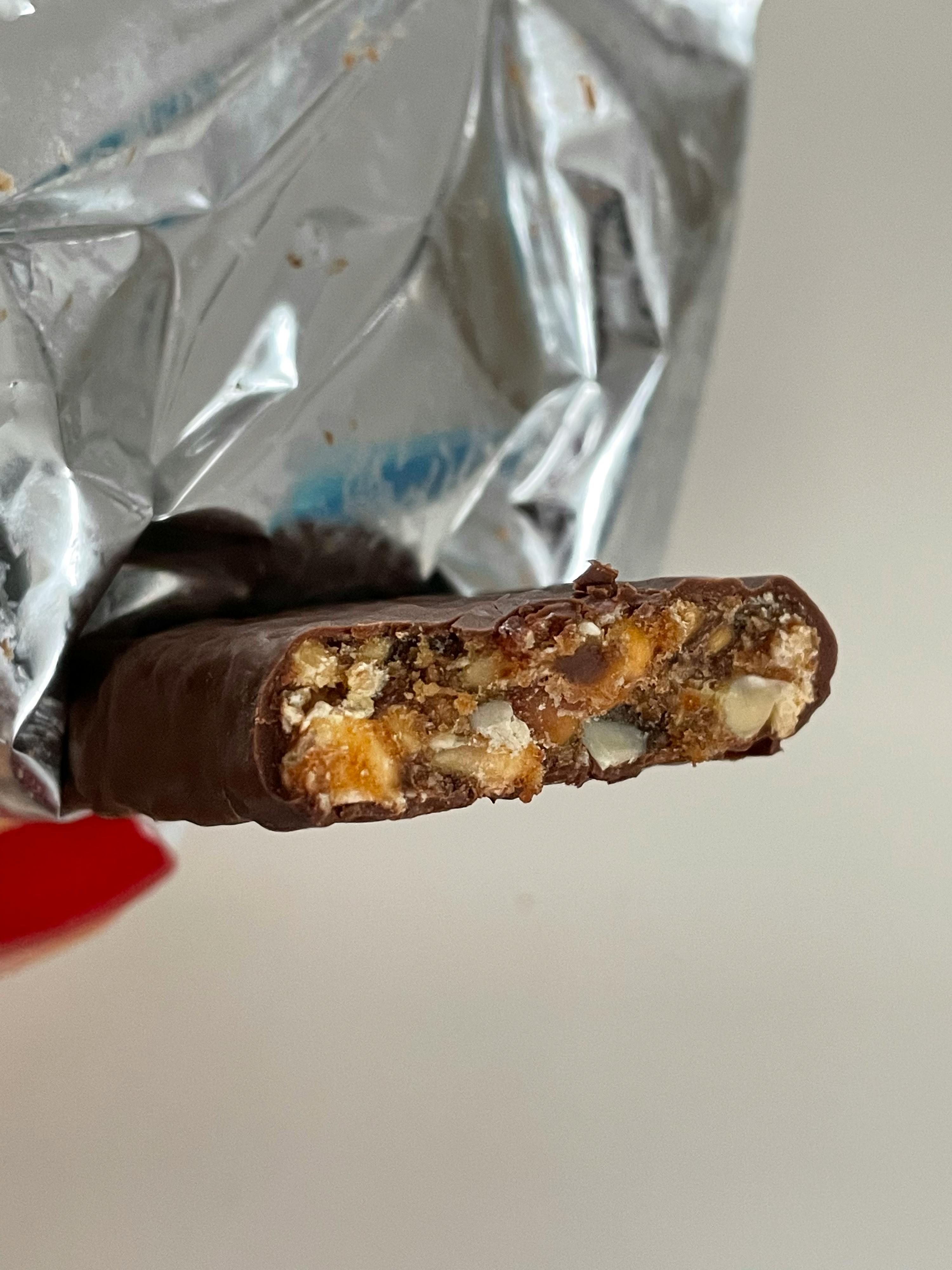 un gros plan d' une barre de chocolat avec une bouchée sortie