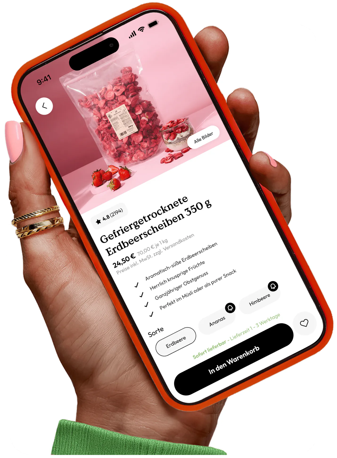 Eine Person hält ein Smartphone in der Hand und zeigt eine Auswahl an Erdbeeren