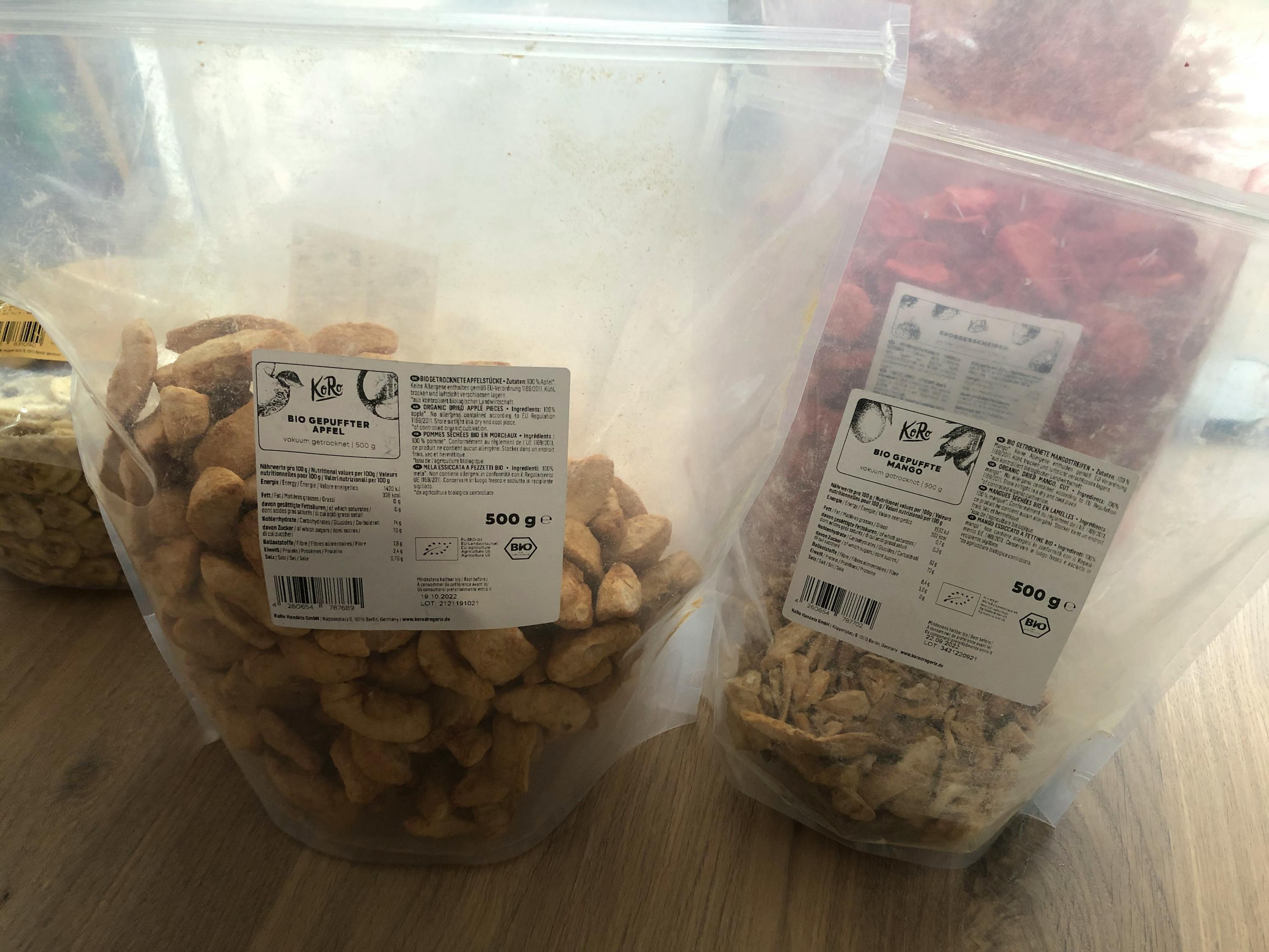 two bags of food with one that says 500 g on it