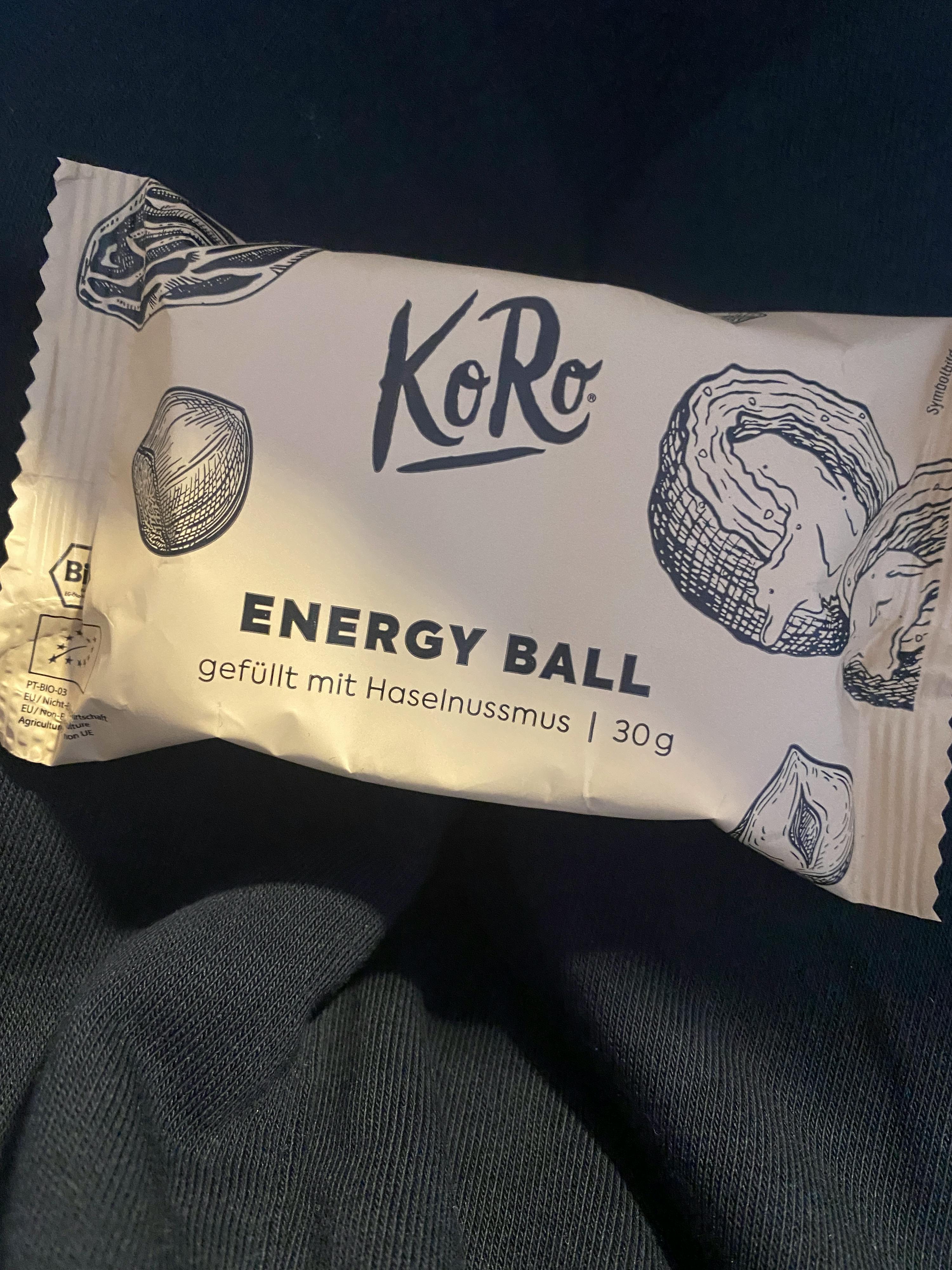 una piccola palla energetica è seduta su una superficie blu