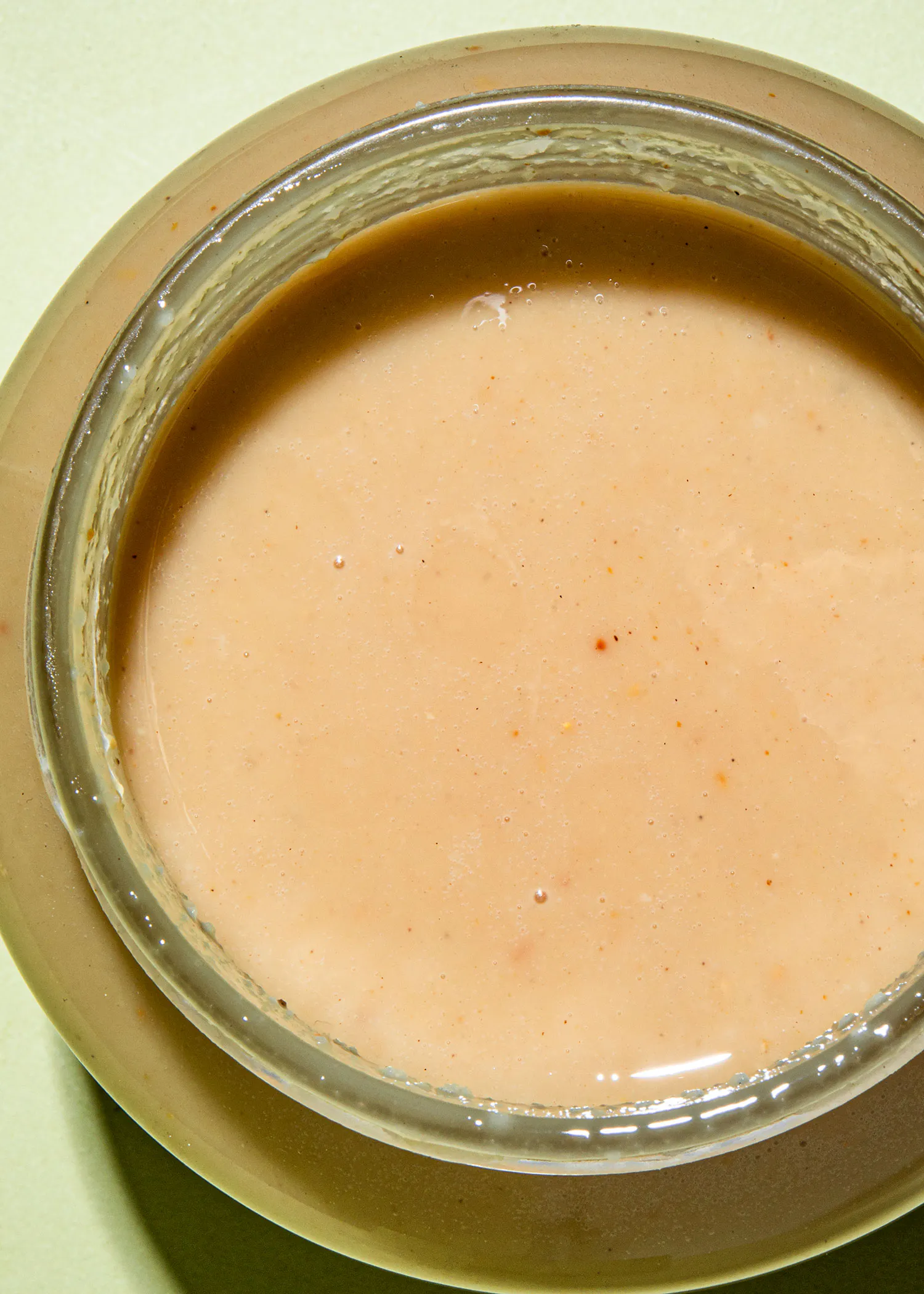 eine Nahaufnahme einer Cremesuppe in einer Glasschale