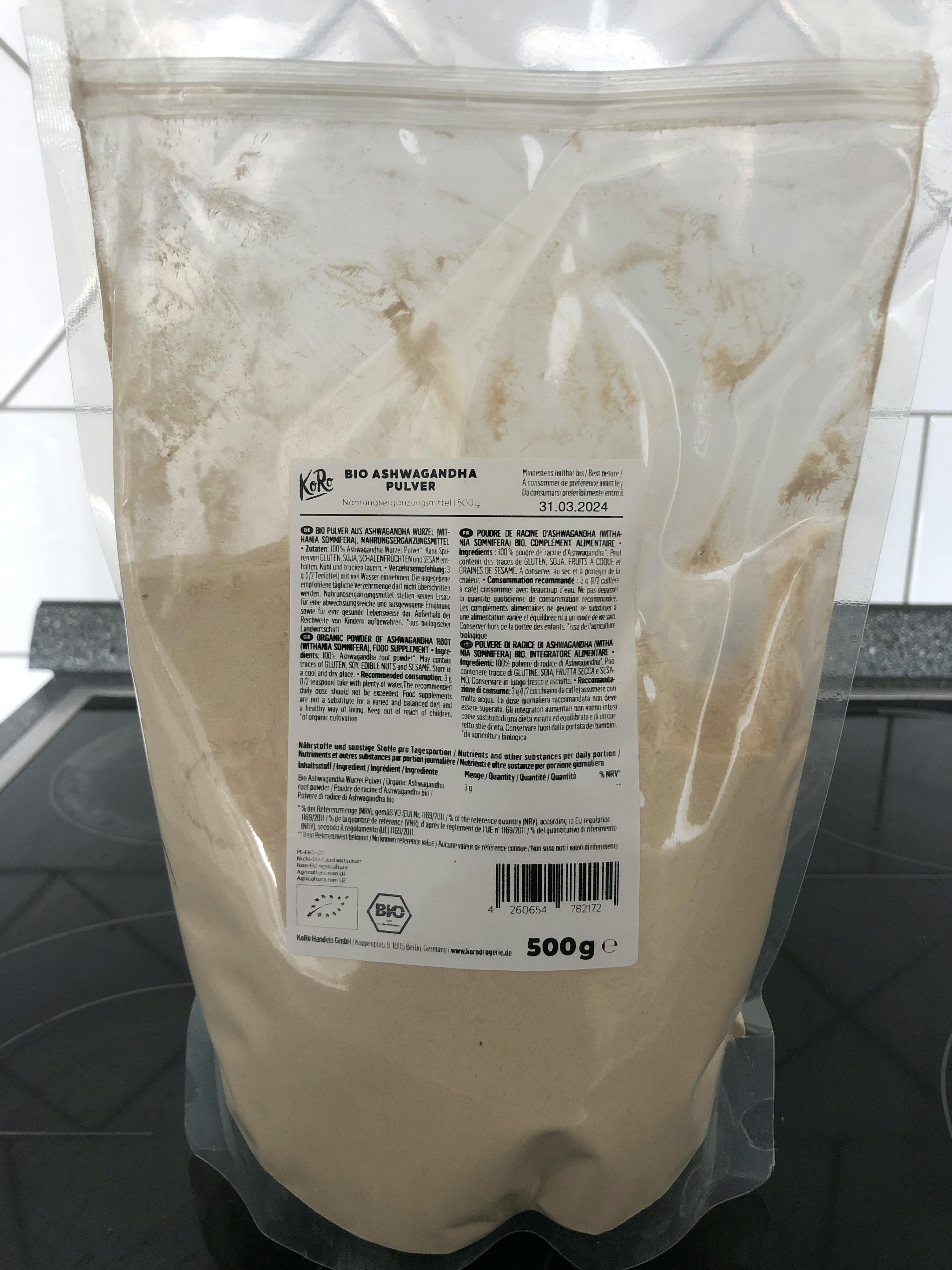 un sacchetto di polvere bianca è seduto su un tavolo