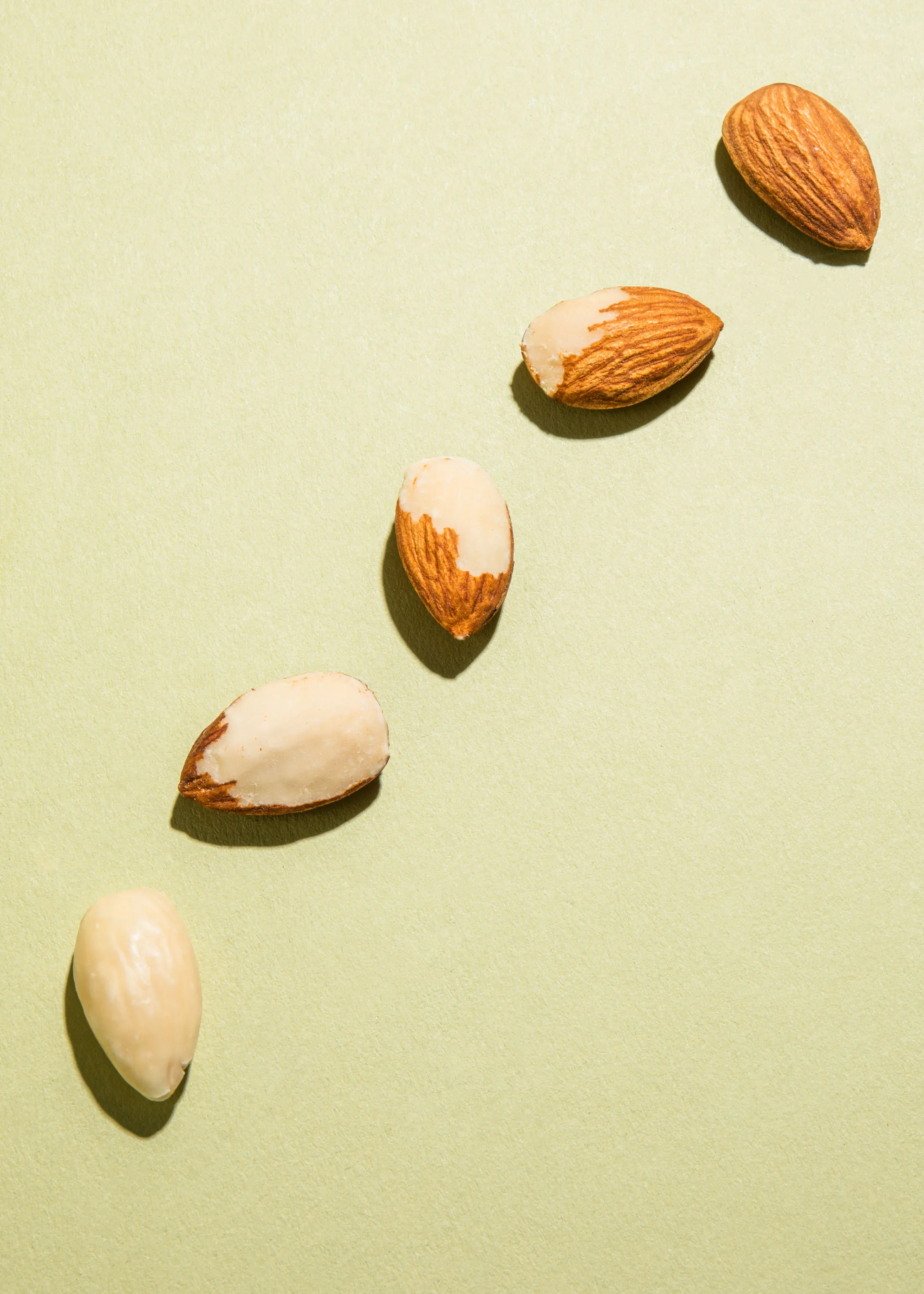 eine Reihe von Mandeln auf grünem Hintergrund