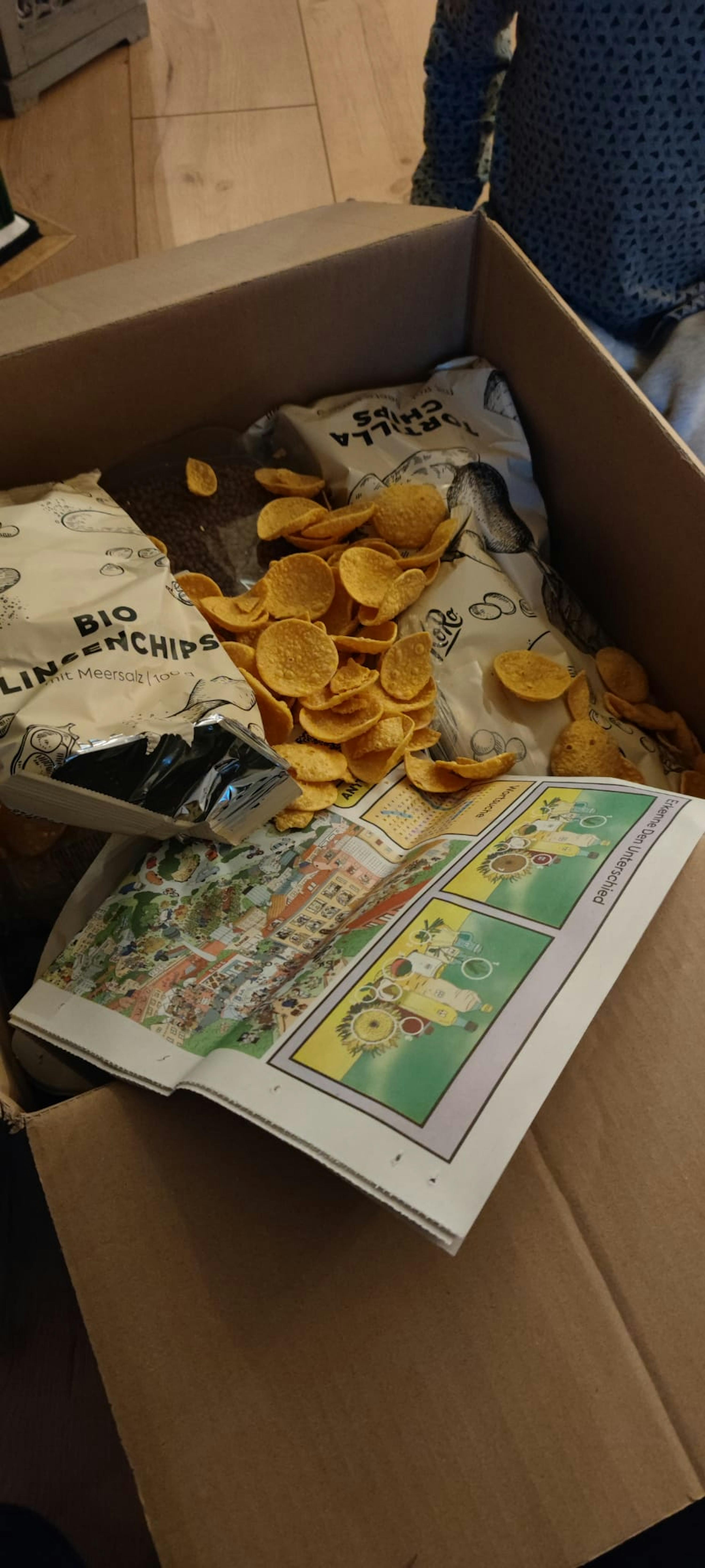 eine Schachtel Bio-Chips liegt auf einem Tisch neben einem Buch