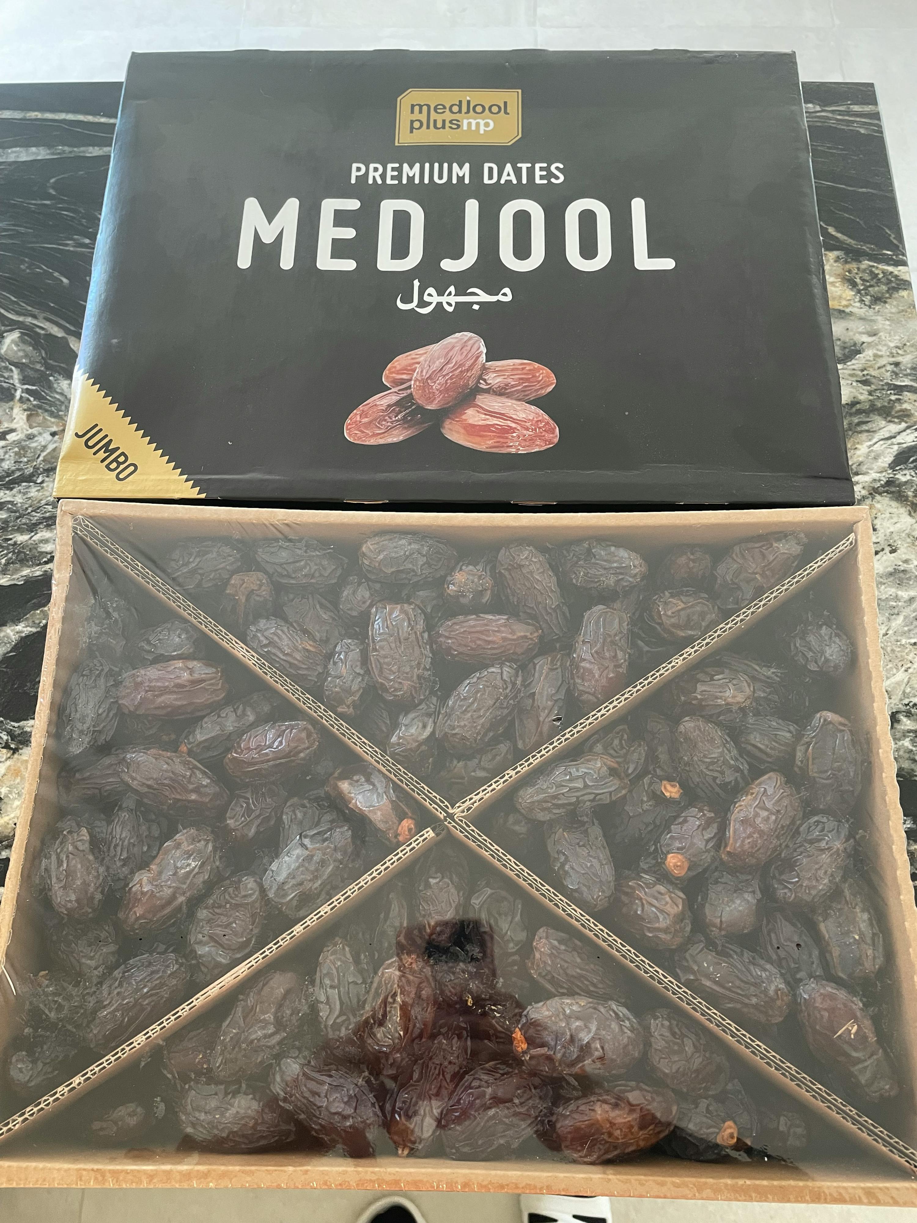 eine Schachtel medjool Premium-Daten steht auf einem Tisch
