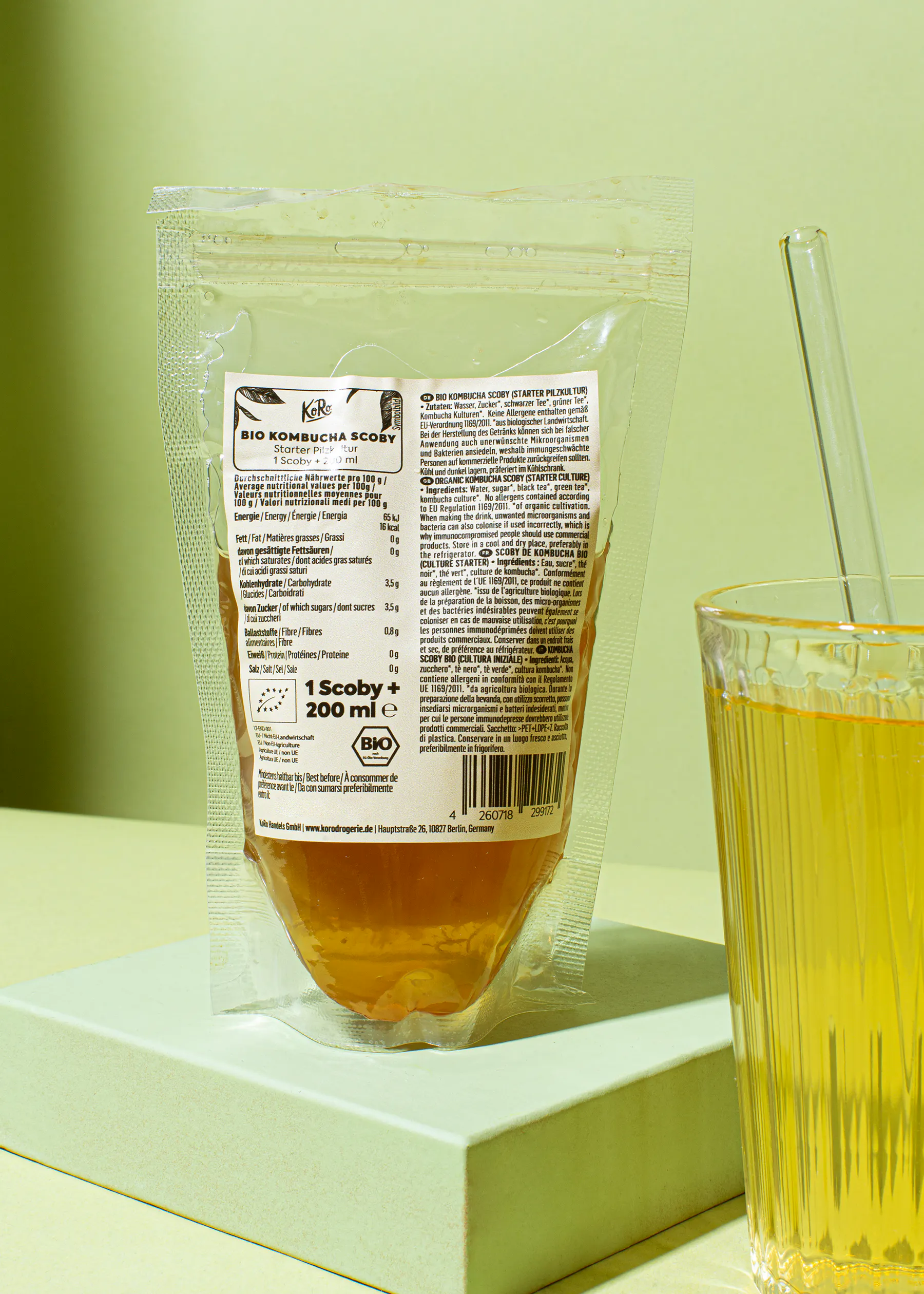 une bouteille de kombucha bio est assise sur une table