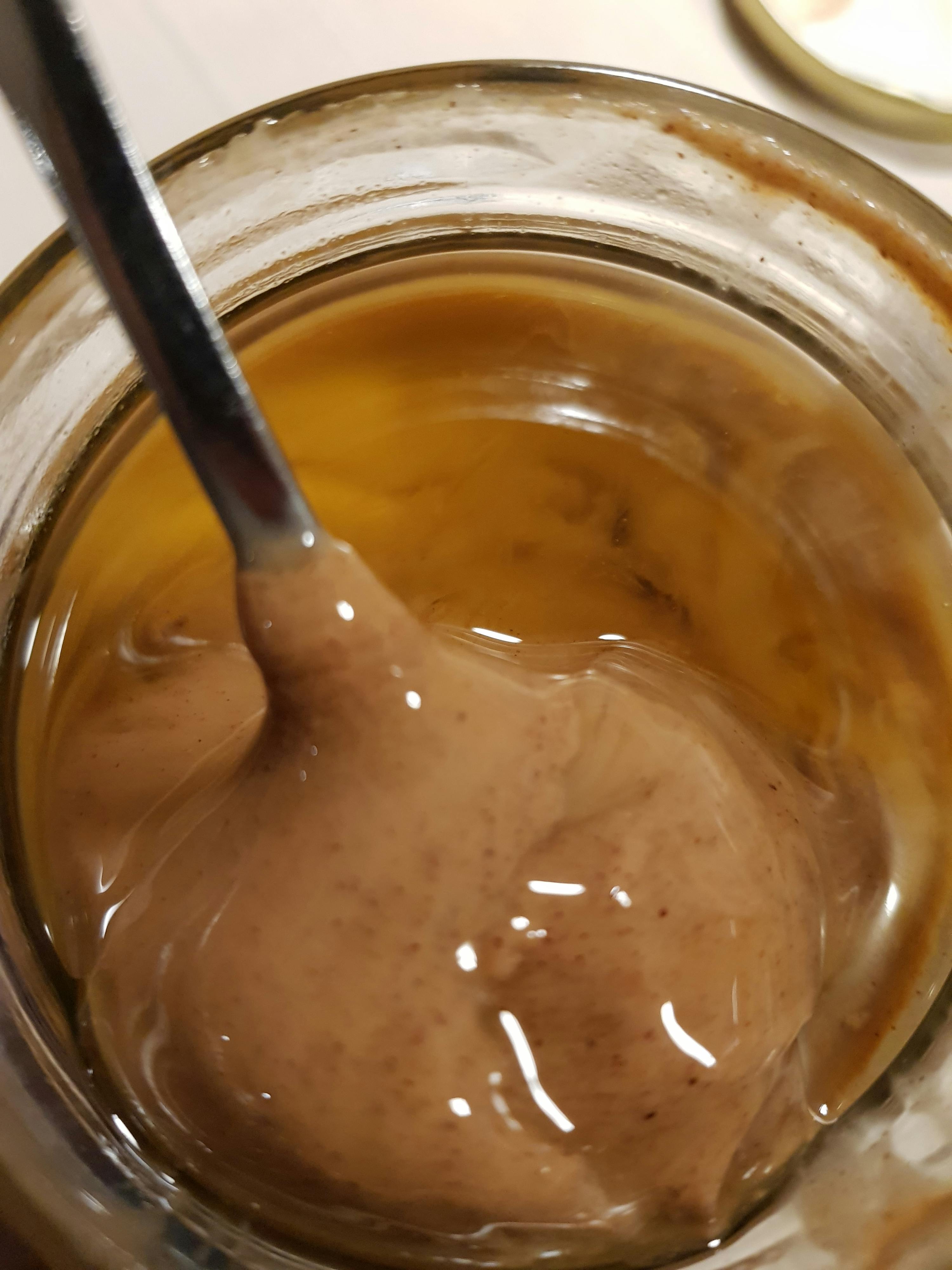 un primo piano di un barattolo di burro di arachidi con una forchetta