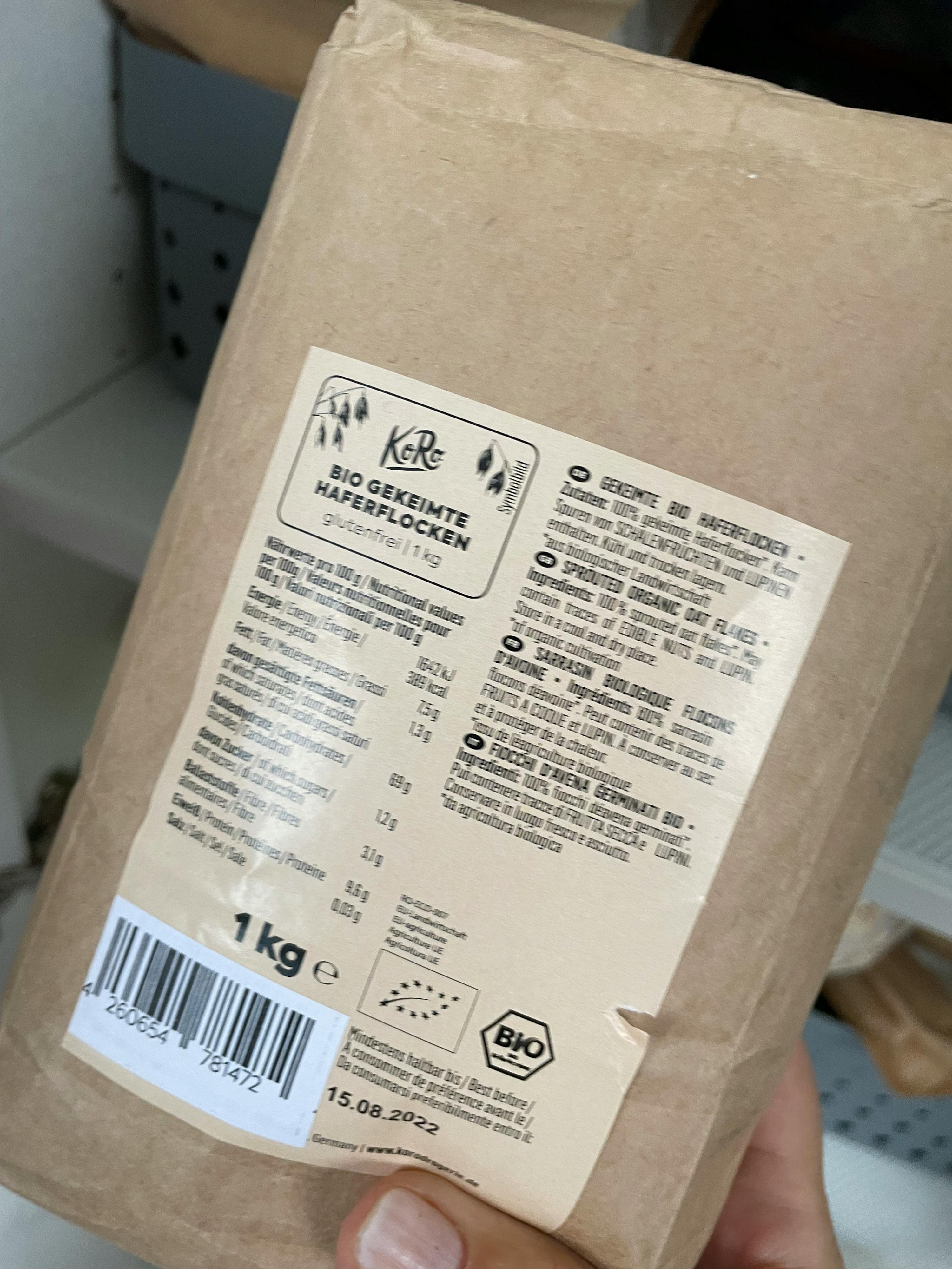 une personne tient un sac de farine avec une étiquette de 1 kg