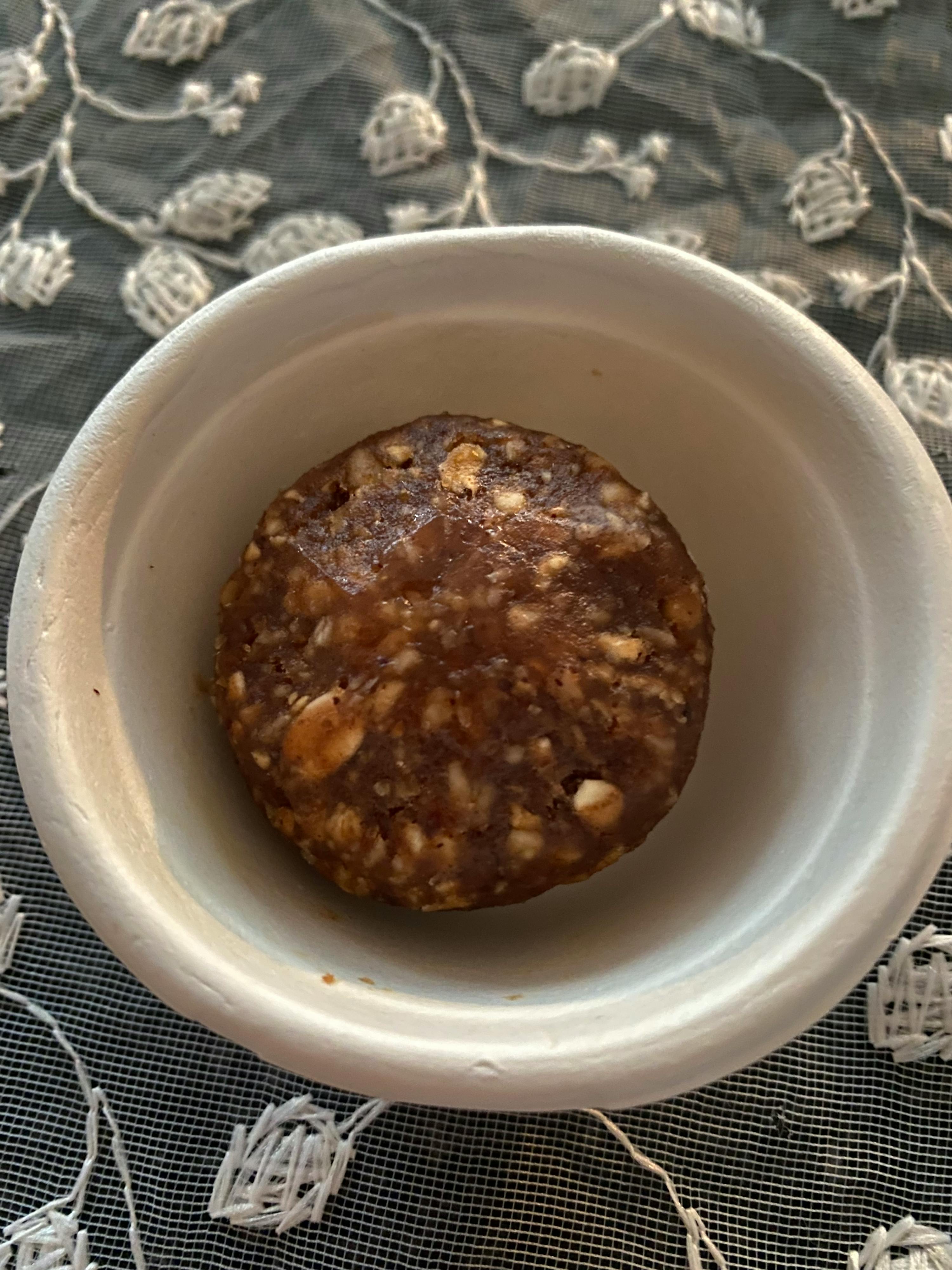 un bol blanc rempli d' une pâte avec des noix et du chocolat