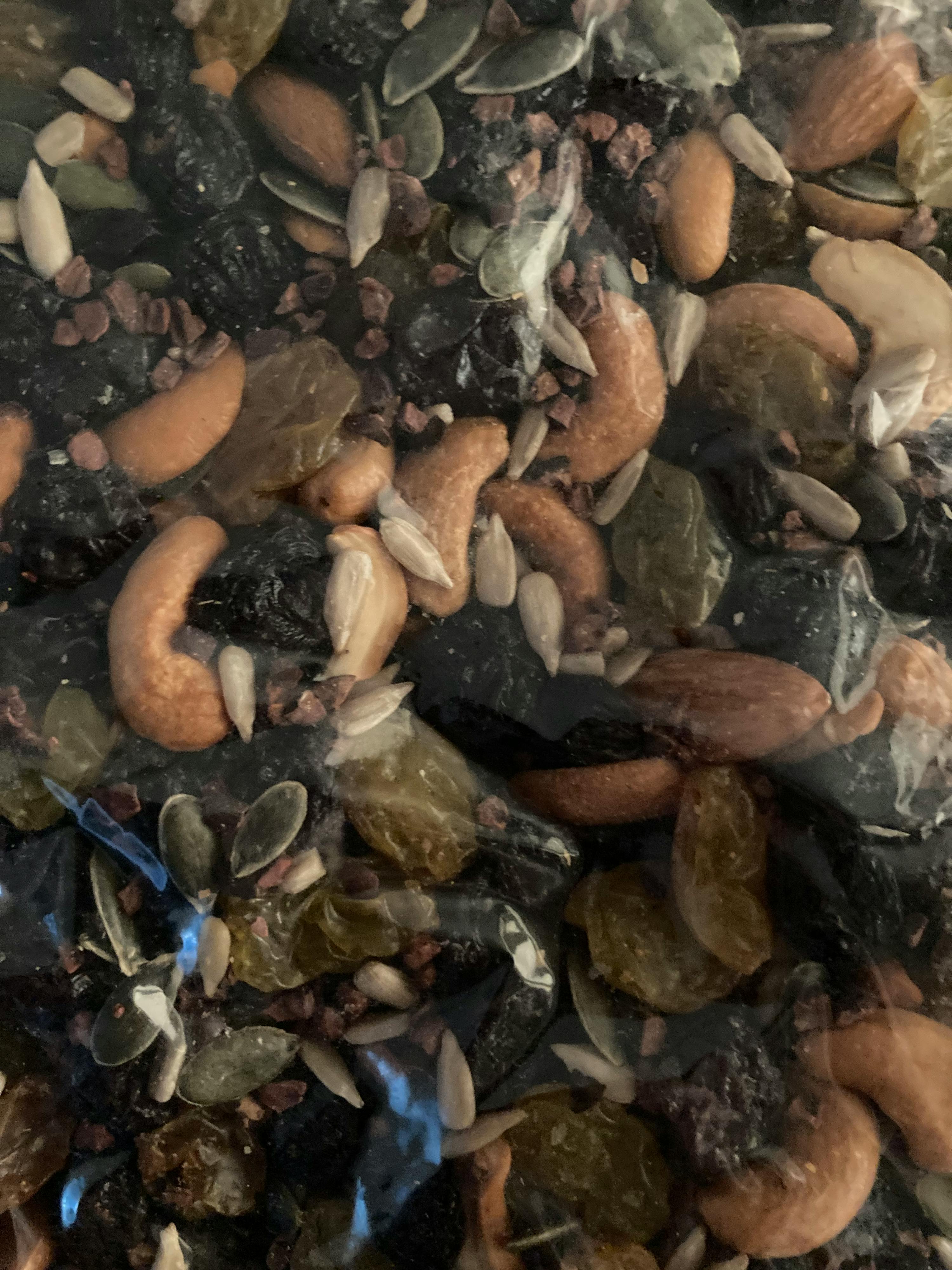 un gros plan d' un tas de noix et de fruits secs