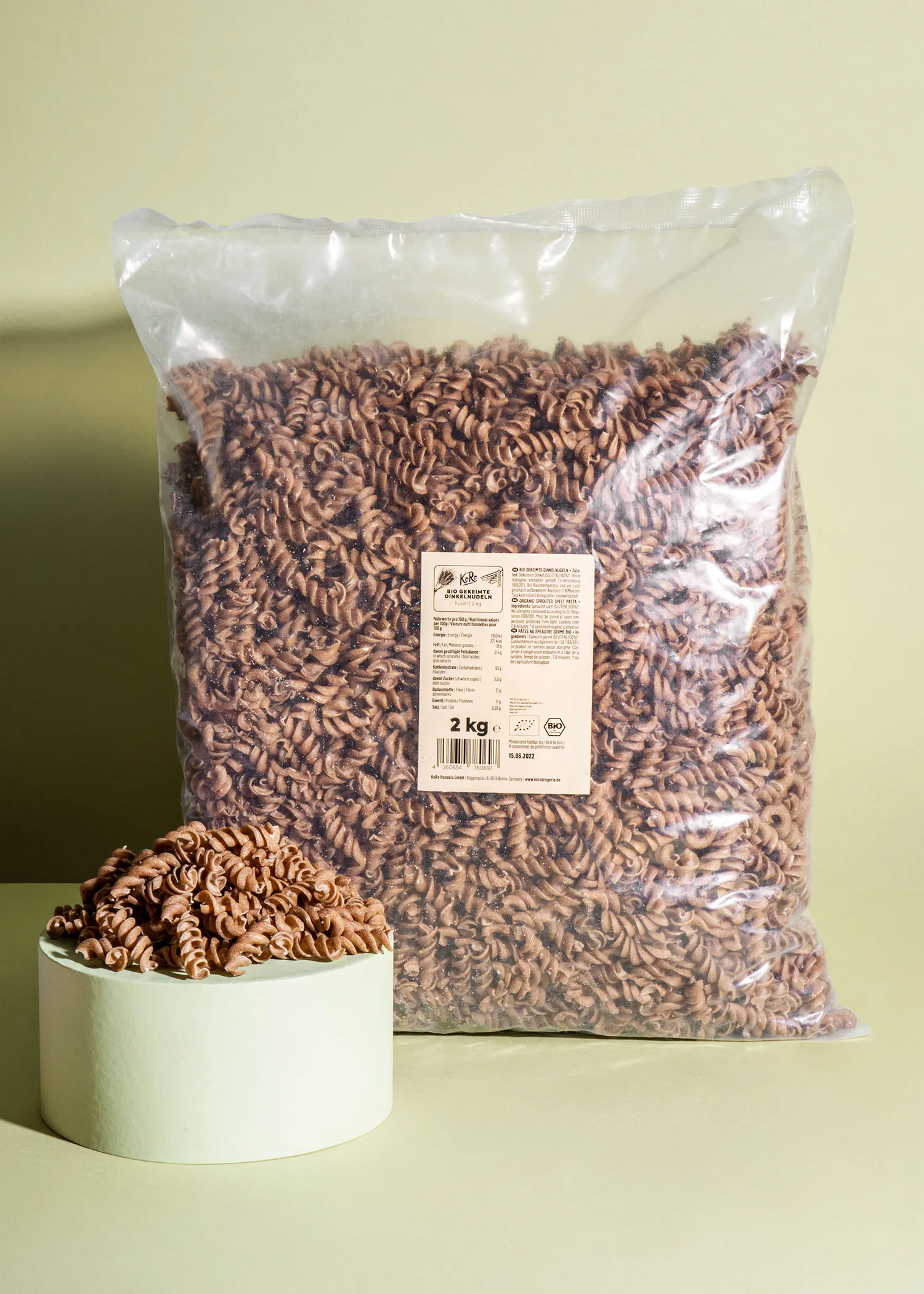 a bag of brown pasta with a label that says 2 kg on it