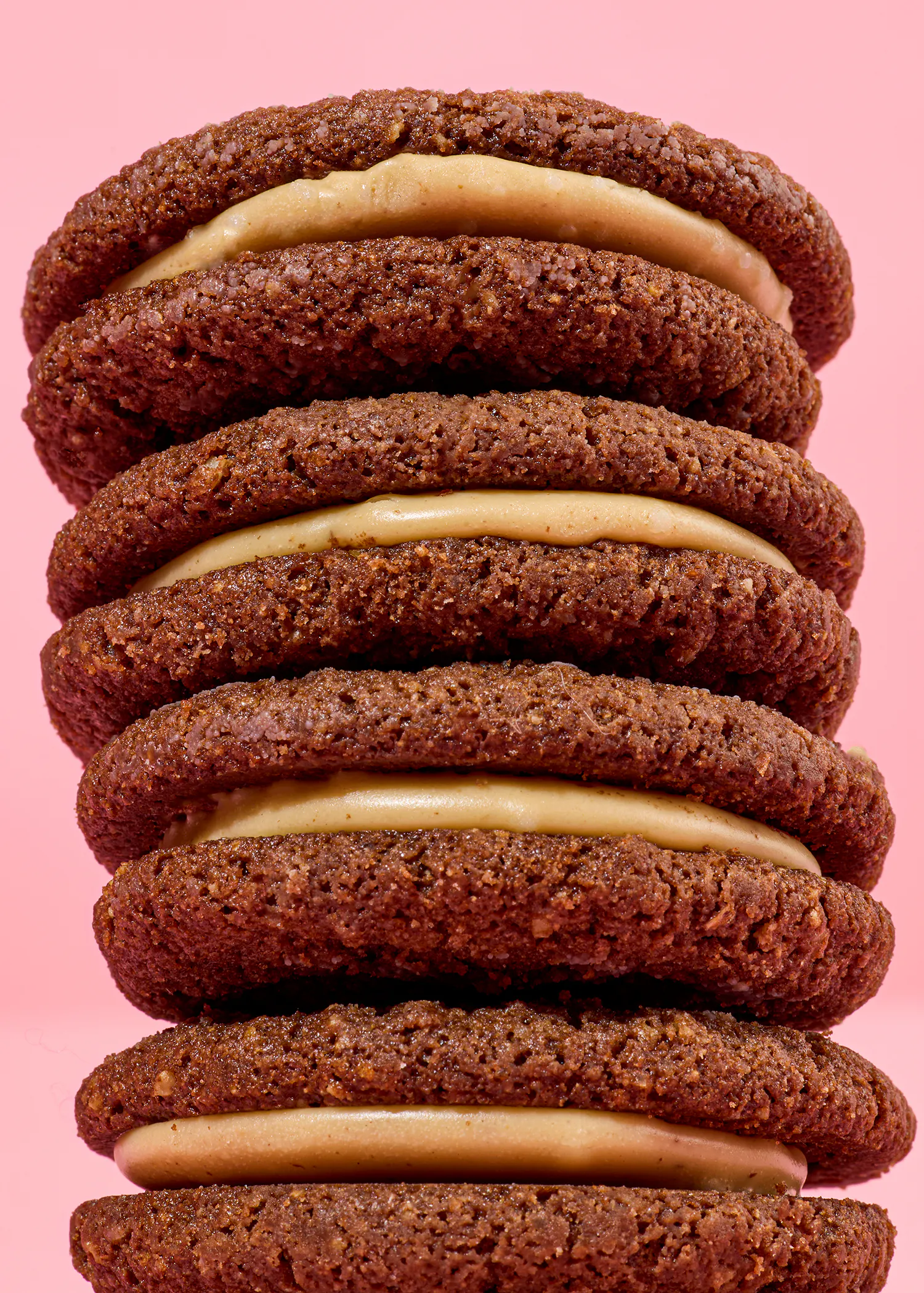 une pile de biscuits empilés les uns sur les autres sur fond rose