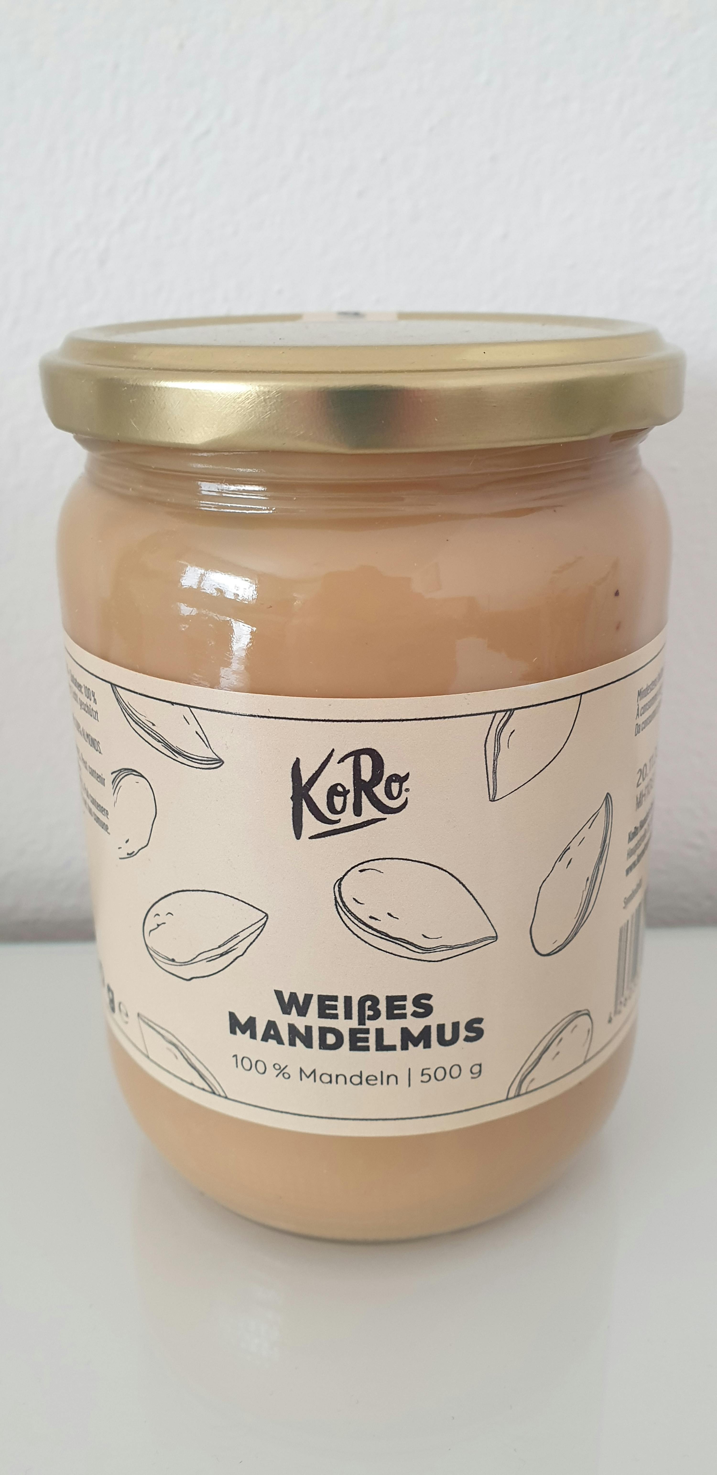 ein Glas weißes Mandelmus mit einem goldenen Deckel