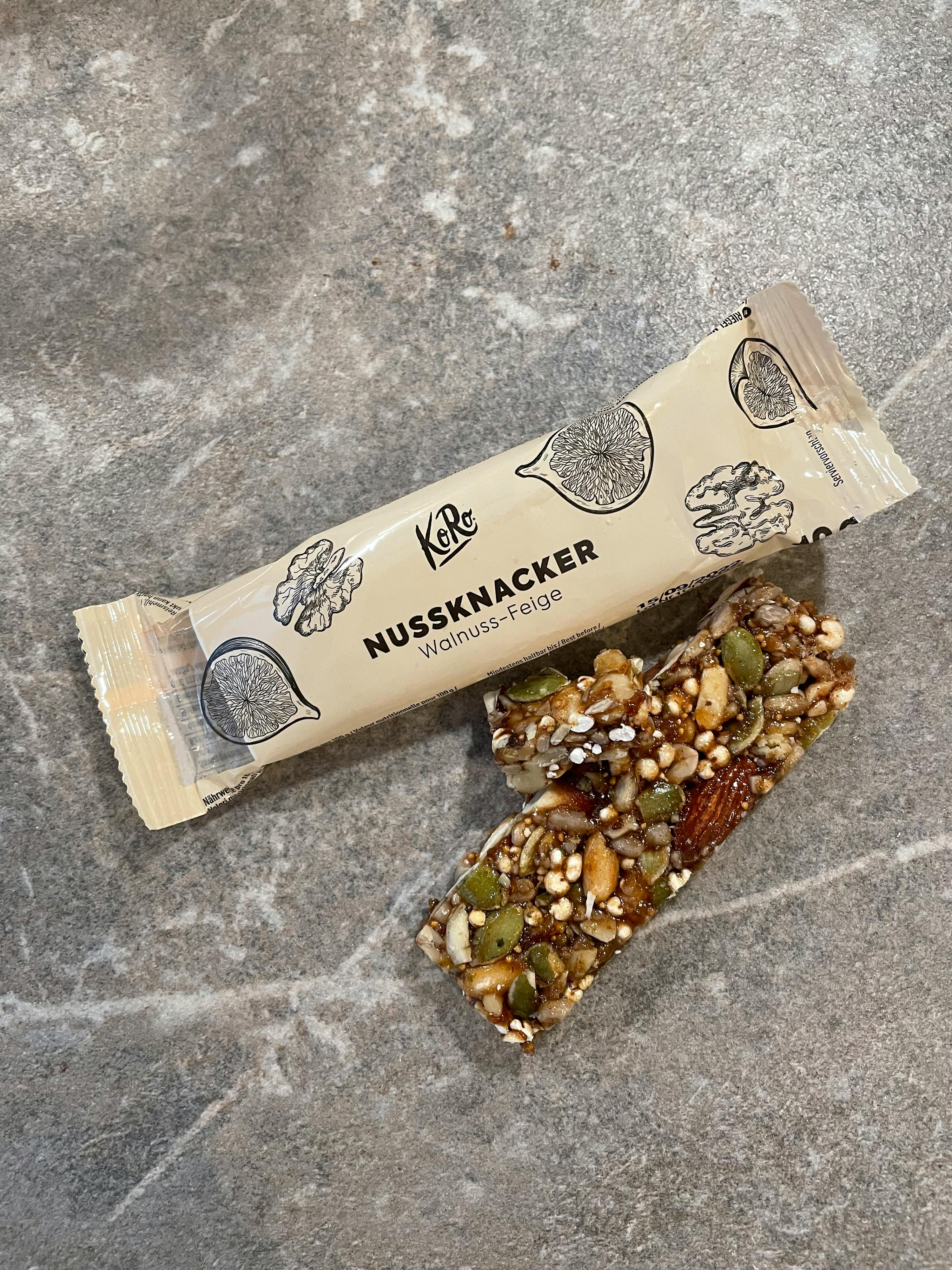 ein nussknacker-Snackbar liegt auf einem Tisch neben einem anderen Snackbar