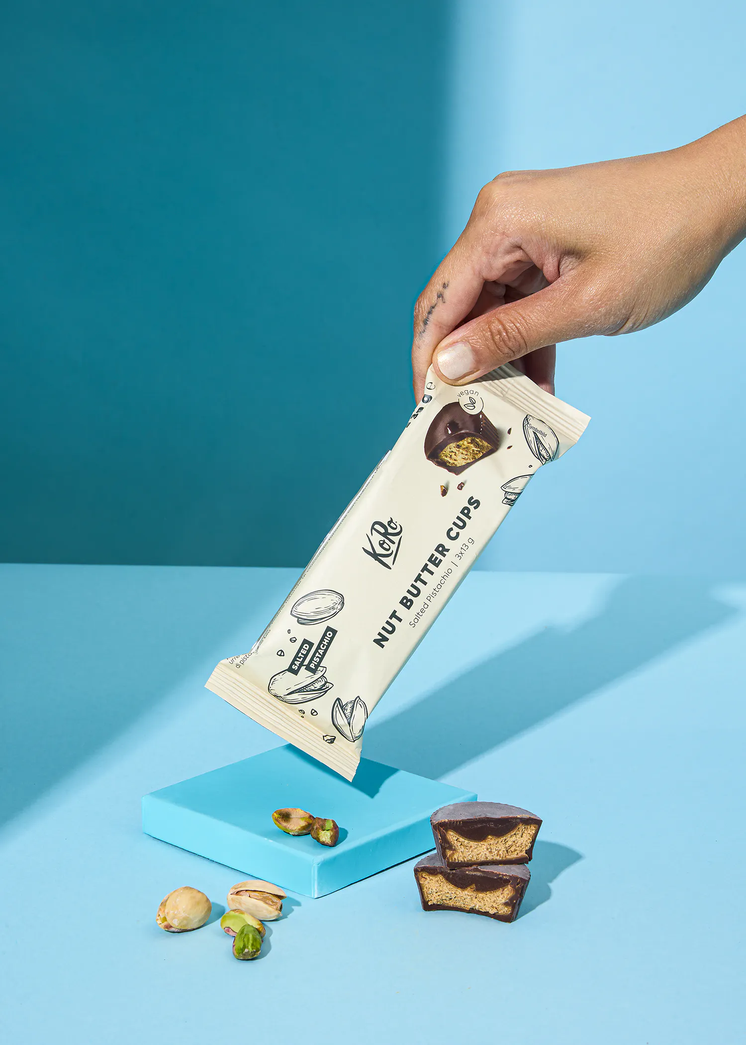 une personne tient un paquet de tasses au beurre d' arachide