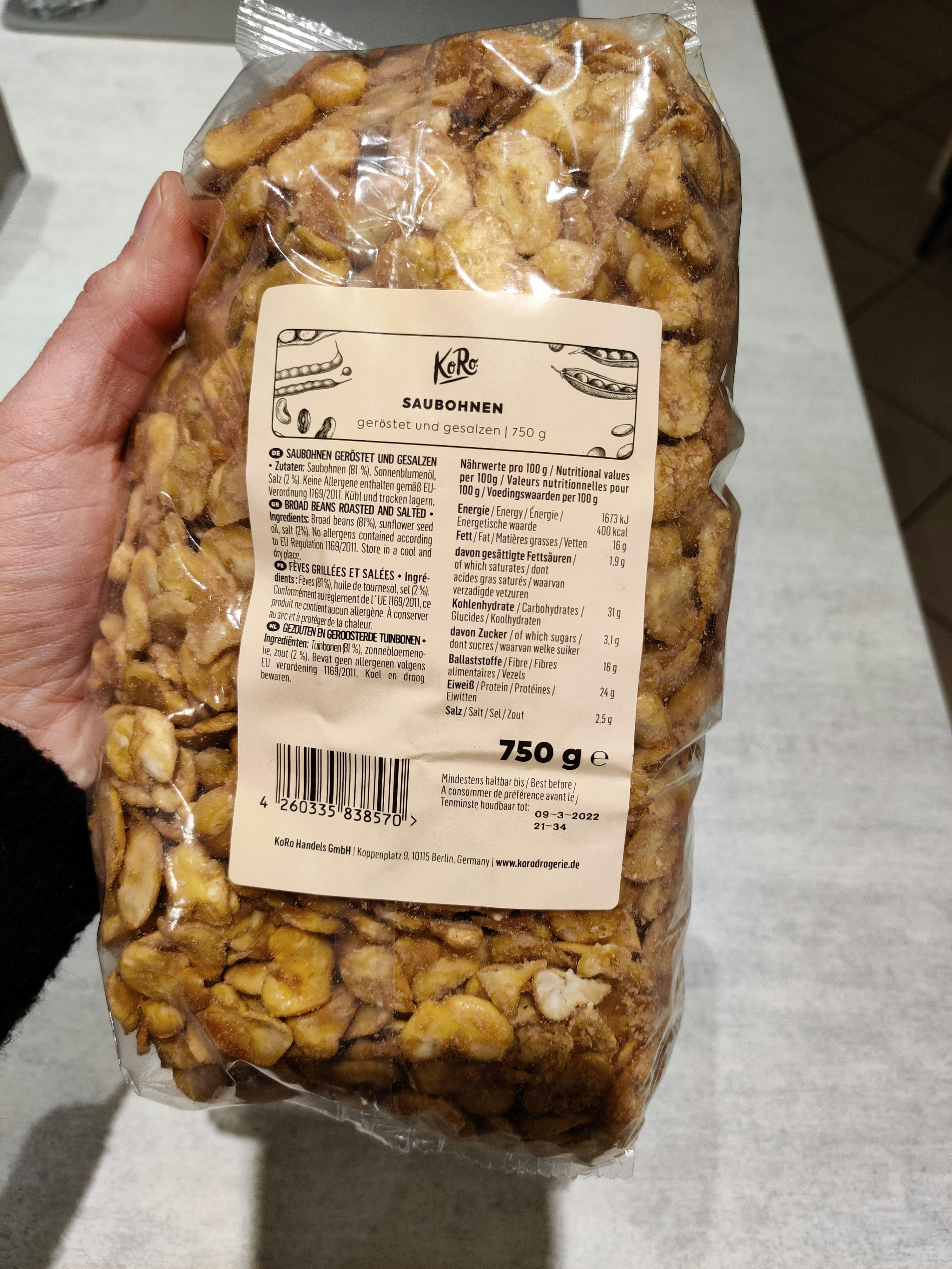 a person is holding a bag of food that says saubohnen