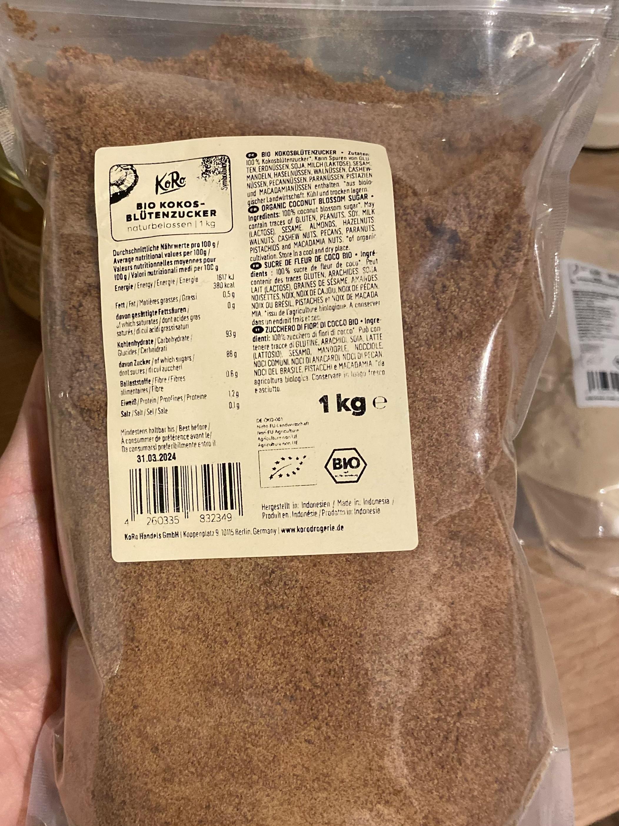 una persona tiene in mano un sacchetto di zucchero di cocco bio