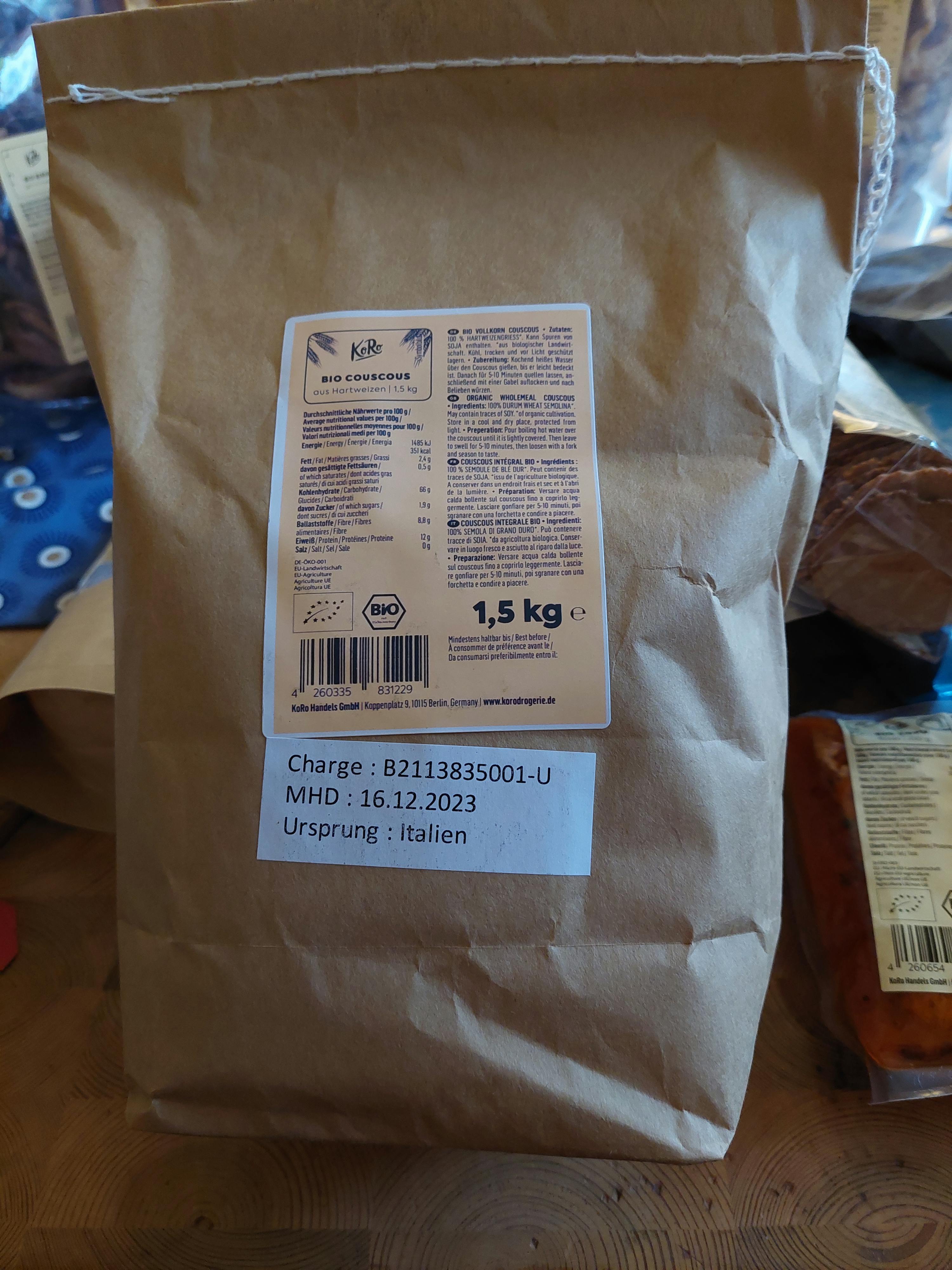 ein brauner Papiersack mit einer Aufkleber auf der Rückseite