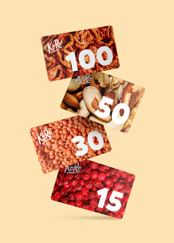 quatre cartes cadeaux sont empilées l' une sur l' autre