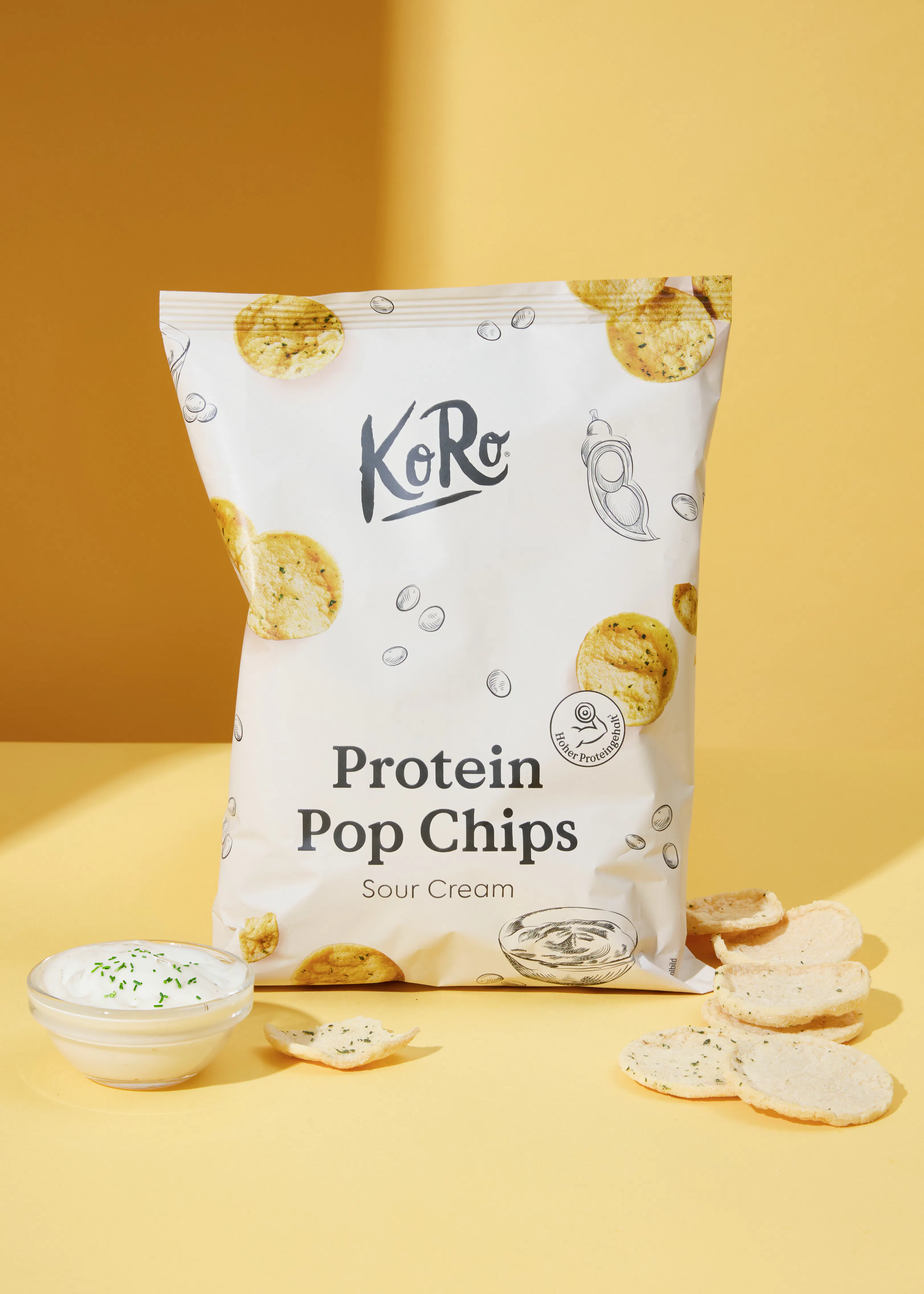 un sac de croustilles protéinées avec un bol de crème sour