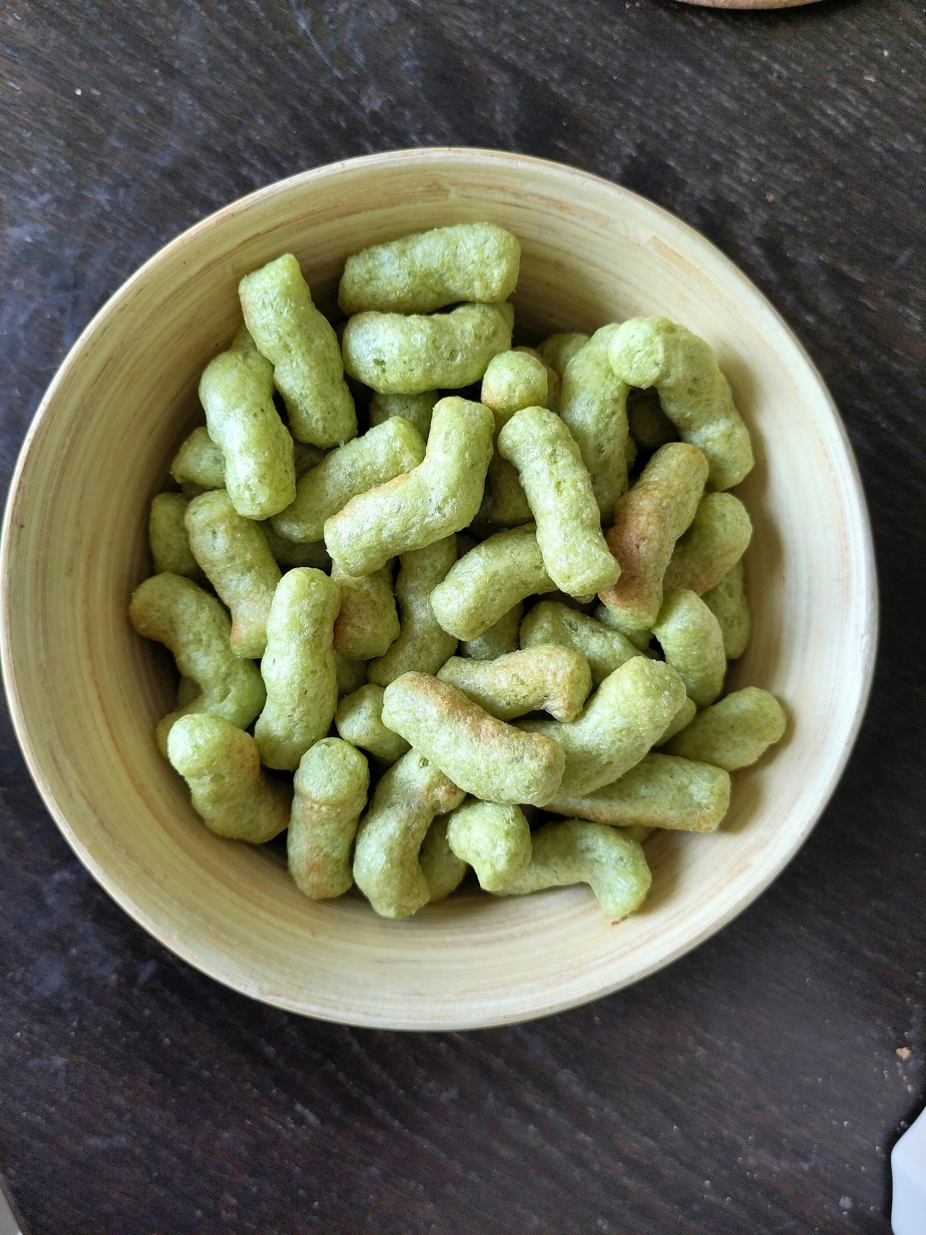 eine Schüssel mit grünen Snacks auf einem Tisch