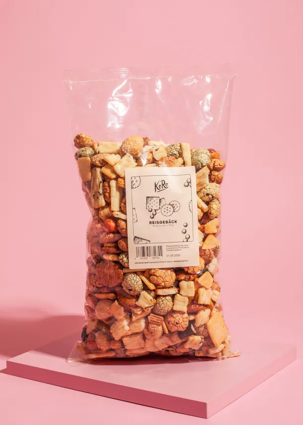 un sac en plastique contenant un mélange de noix et de crackers