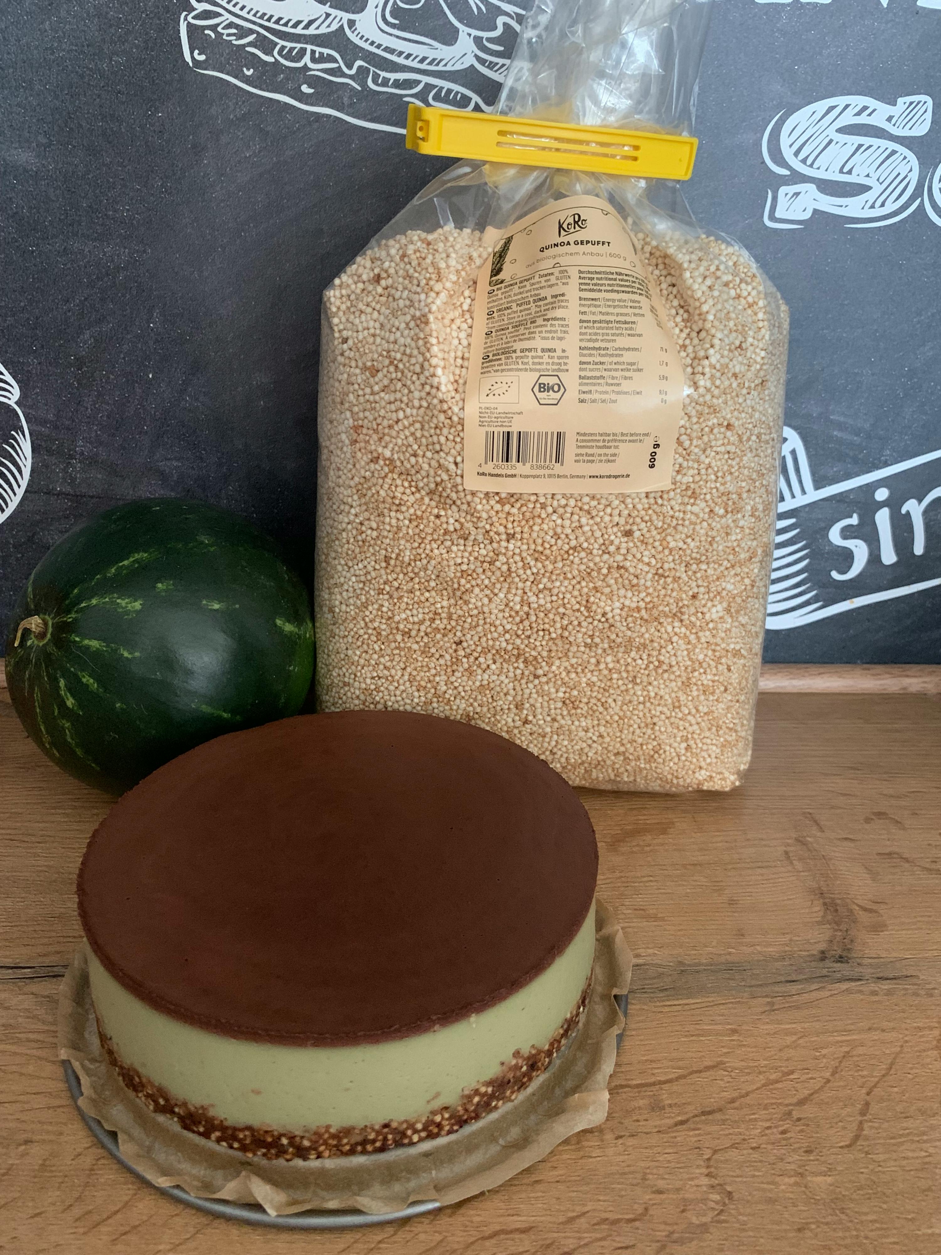 ein Kuchen steht neben einer Wassermelone und einer Tüte quinoa