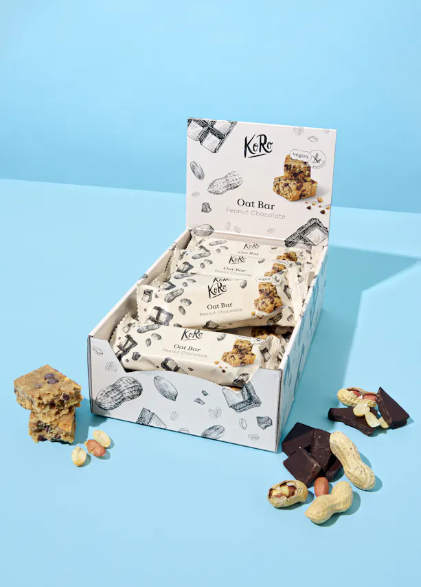 une boîte de barres d' avoine avec des cacahuètes dessus