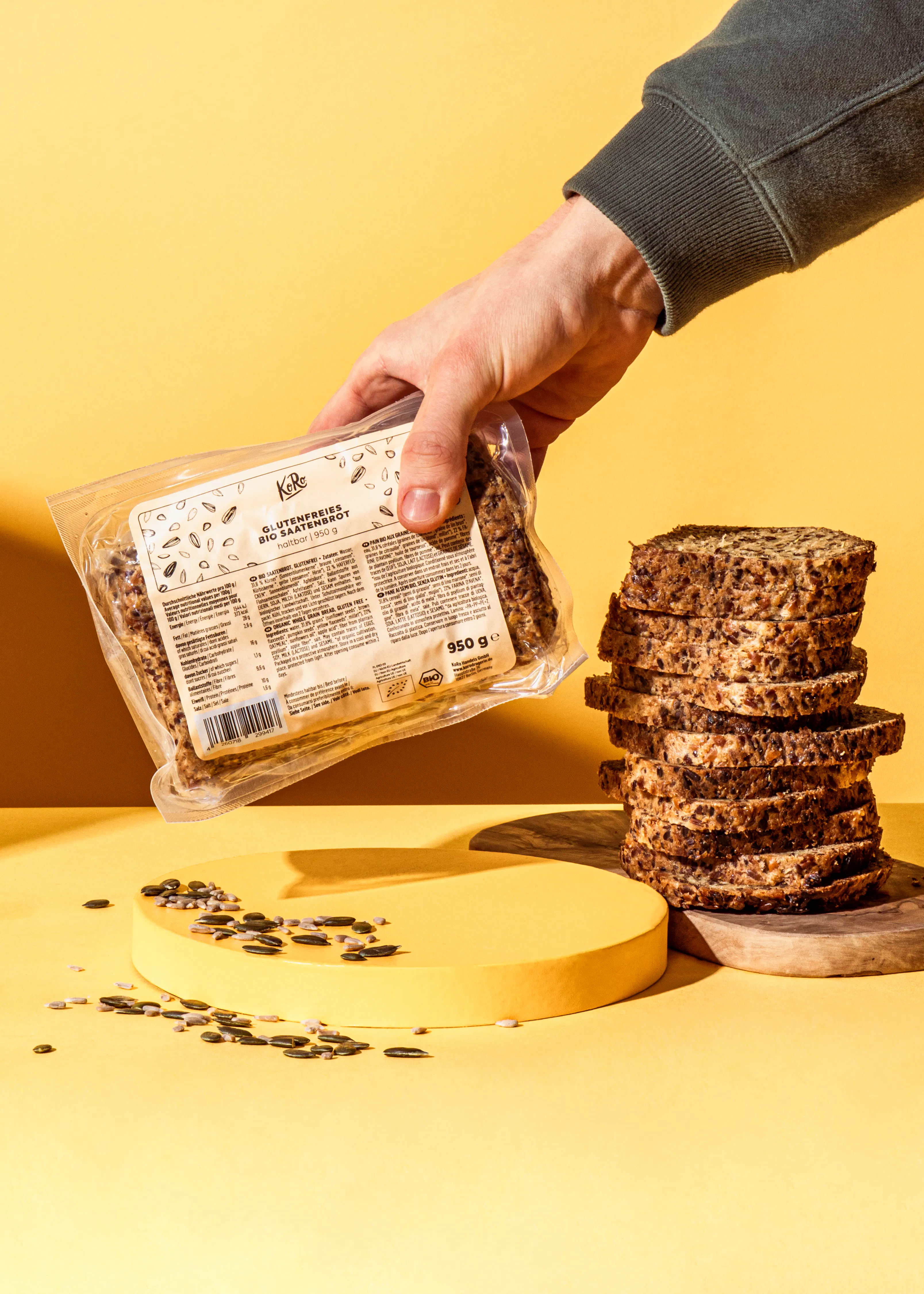 eine Person hält einen Plastikbeutel mit einem Stapel Brot darauf