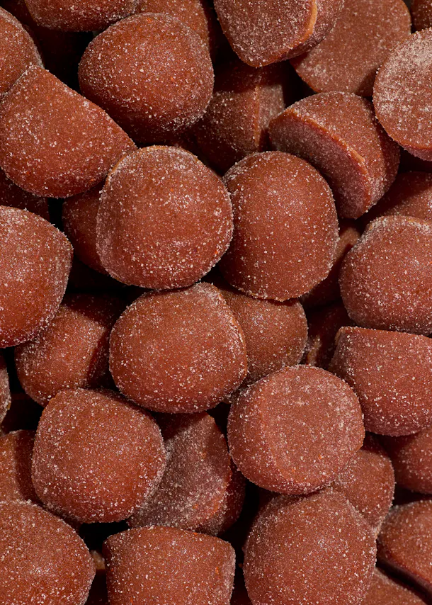 un gros plan d' un tas de bonbons au chocolat couverts de sucre