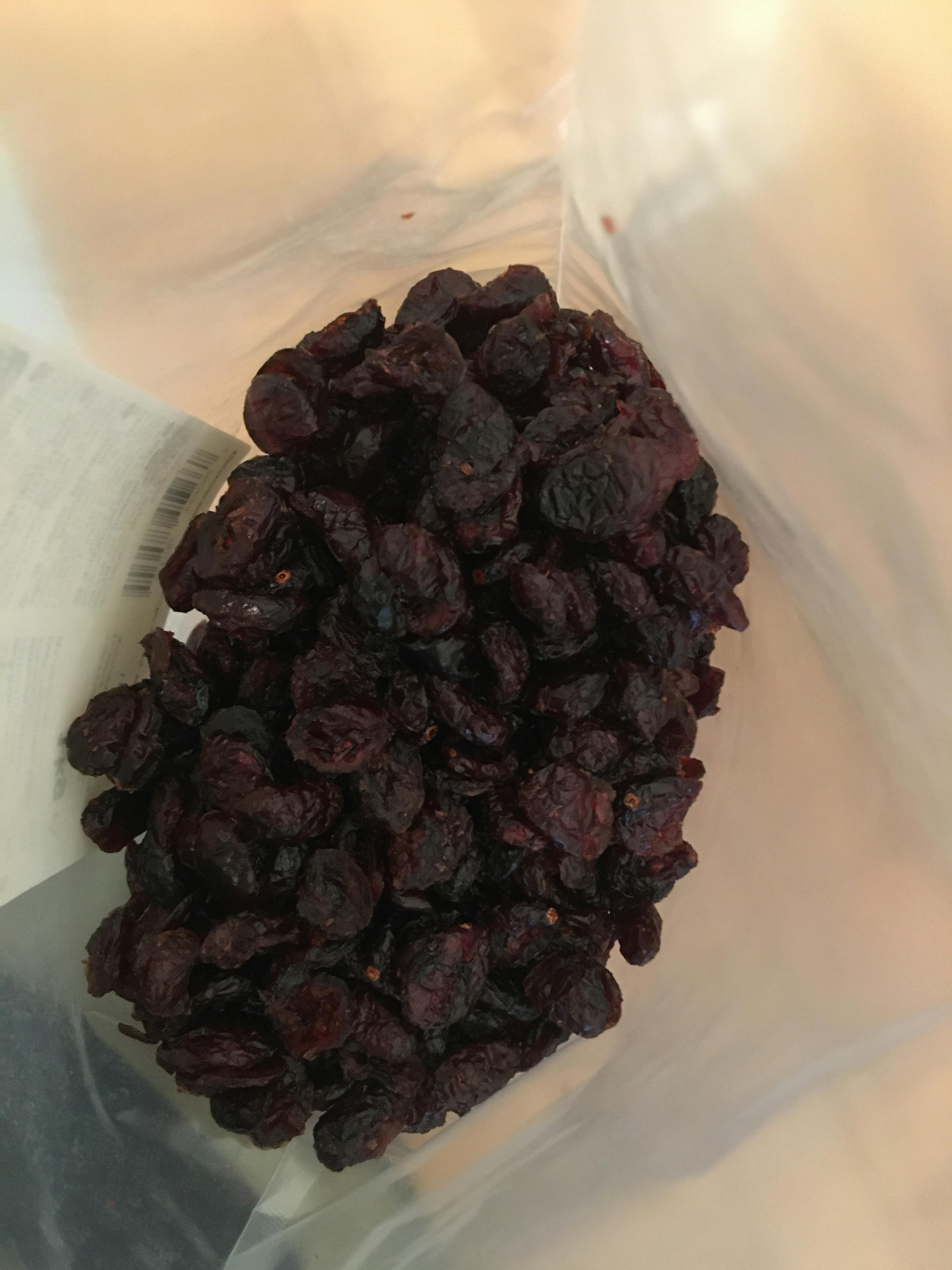 ein Plastikbeutel mit getrockneten Preiselbeeren auf einem Tisch