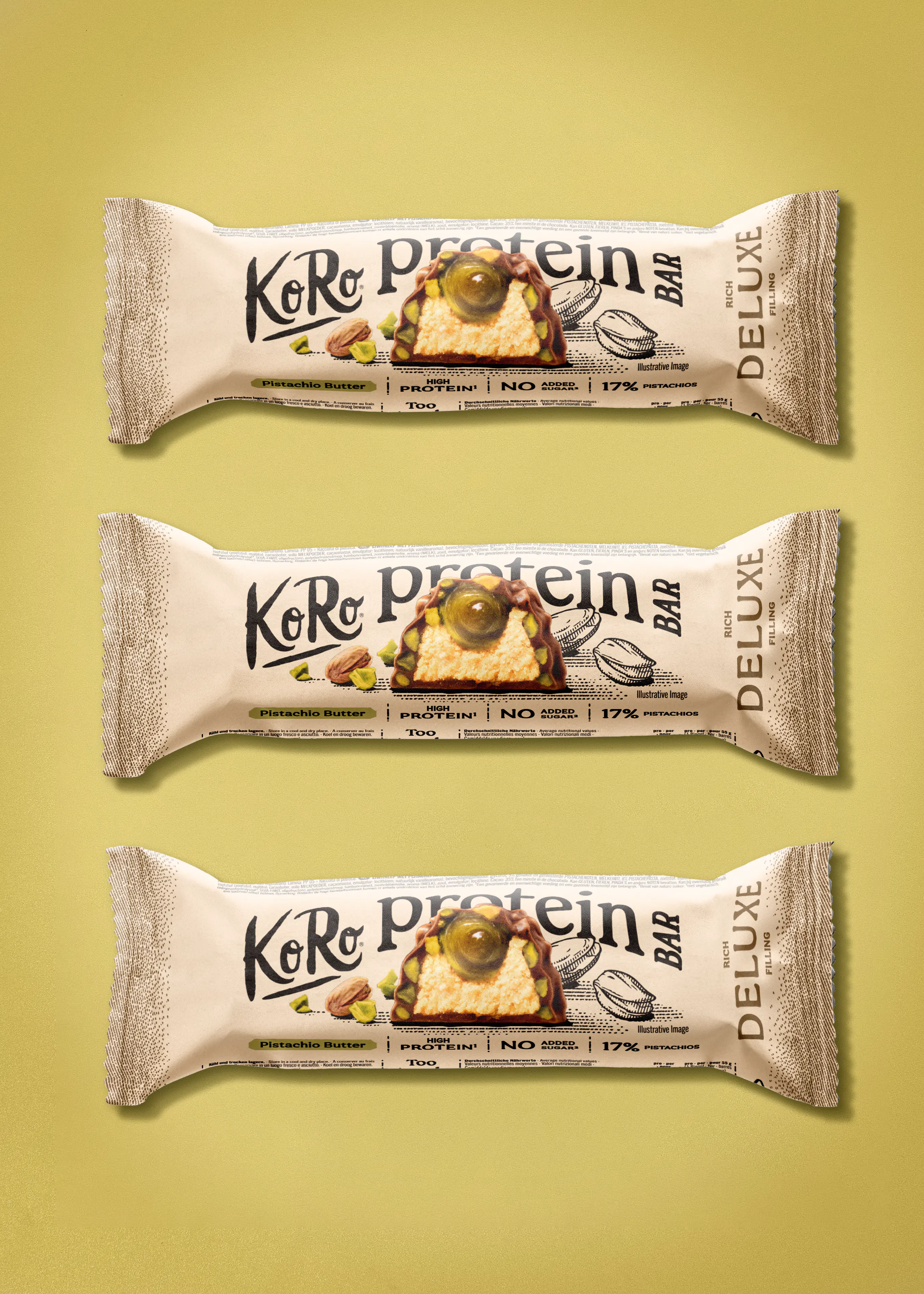 drei identische koro proteinriegel mit pistaziencremefüllung sind untereinander vor einem hellgelben hintergrund angeordnet.