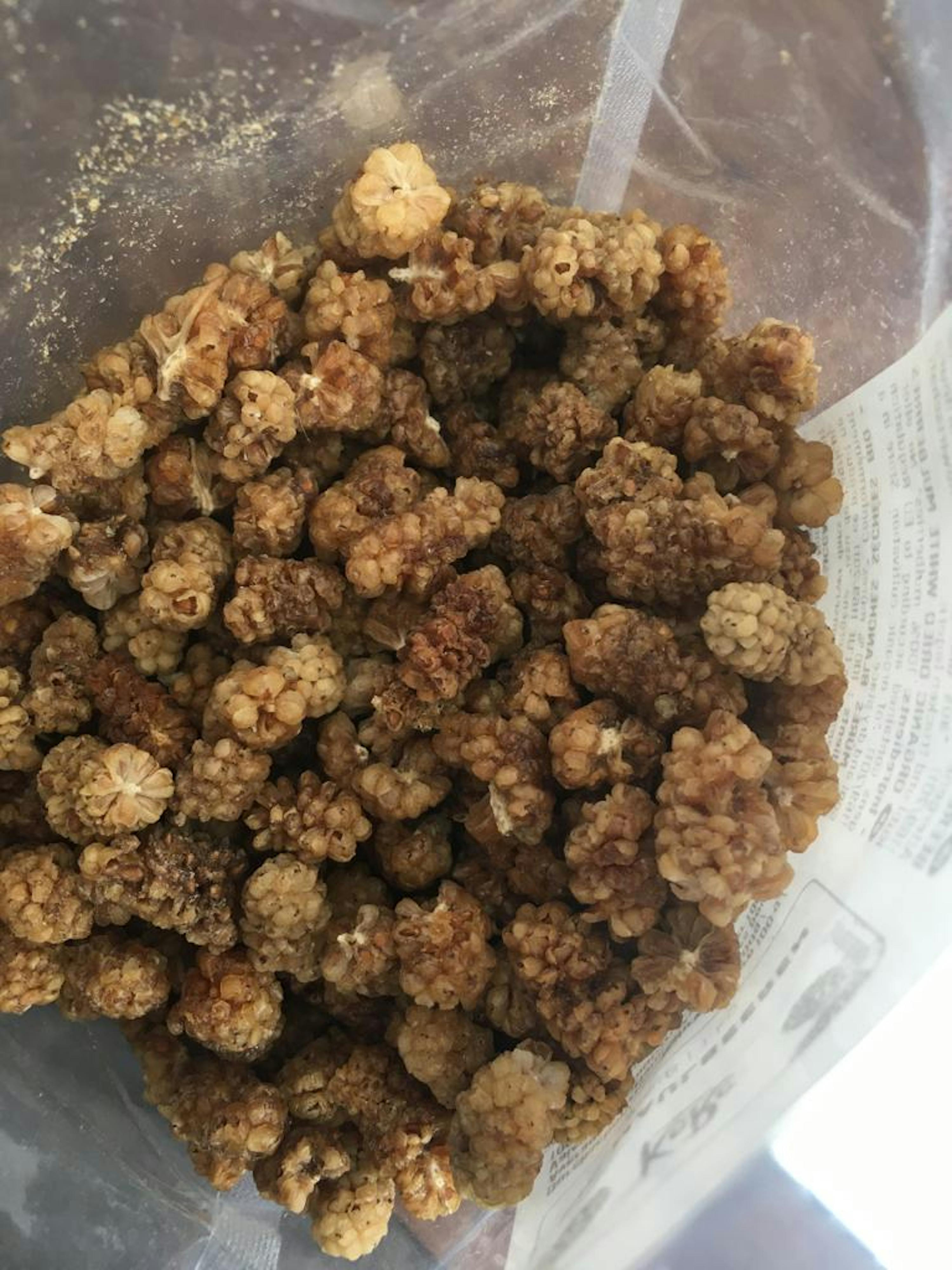 un sacchetto di mirtilli secchi è su un tavolo