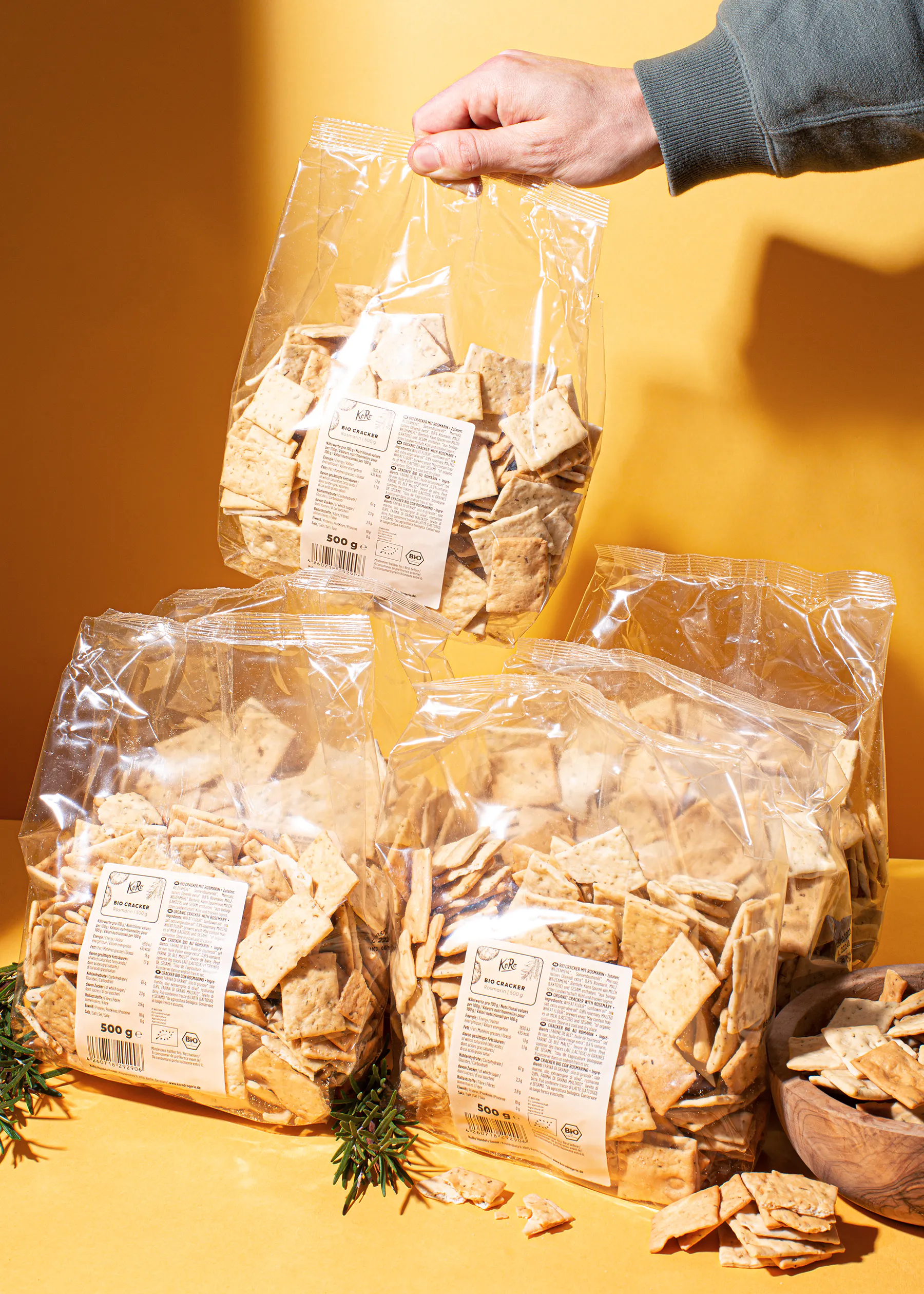 a person is holding a bag of crackers that says 500 g