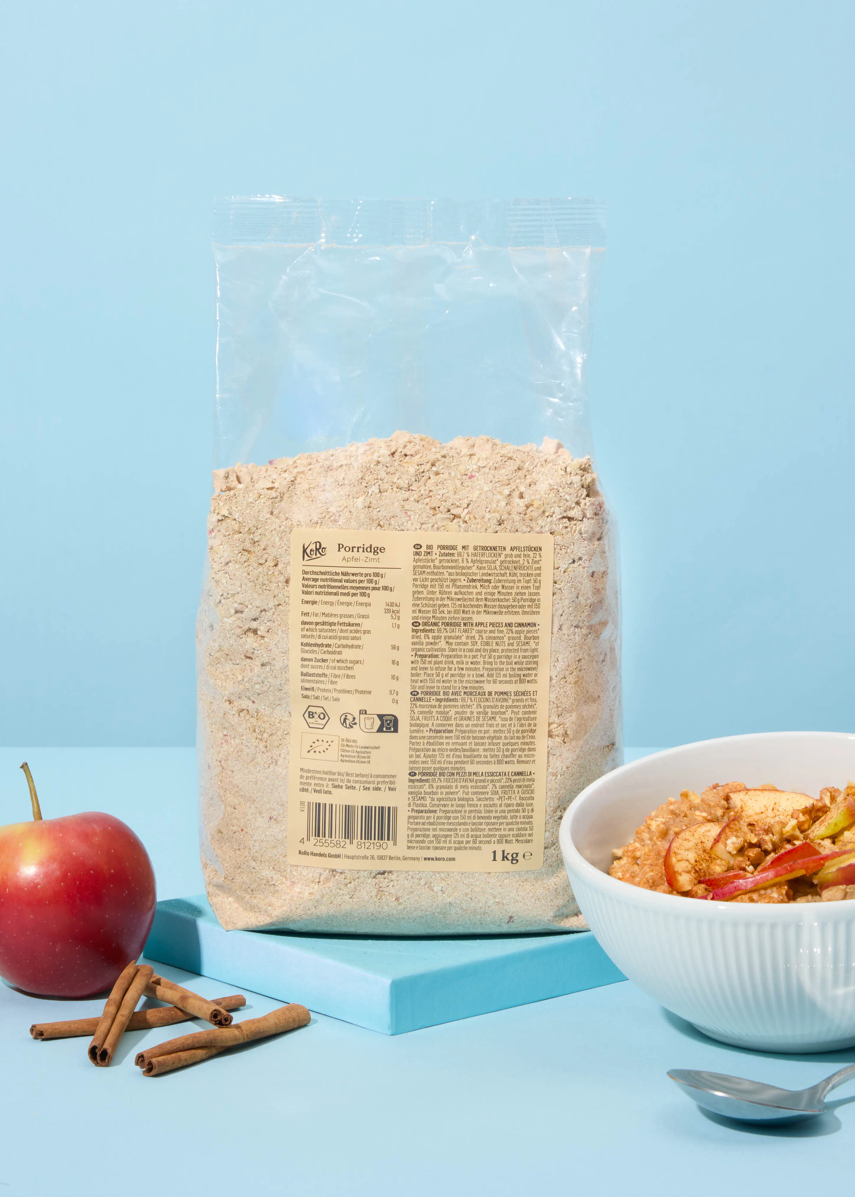 eine Packung Haferflocken steht neben einer Schüssel Haferflocken