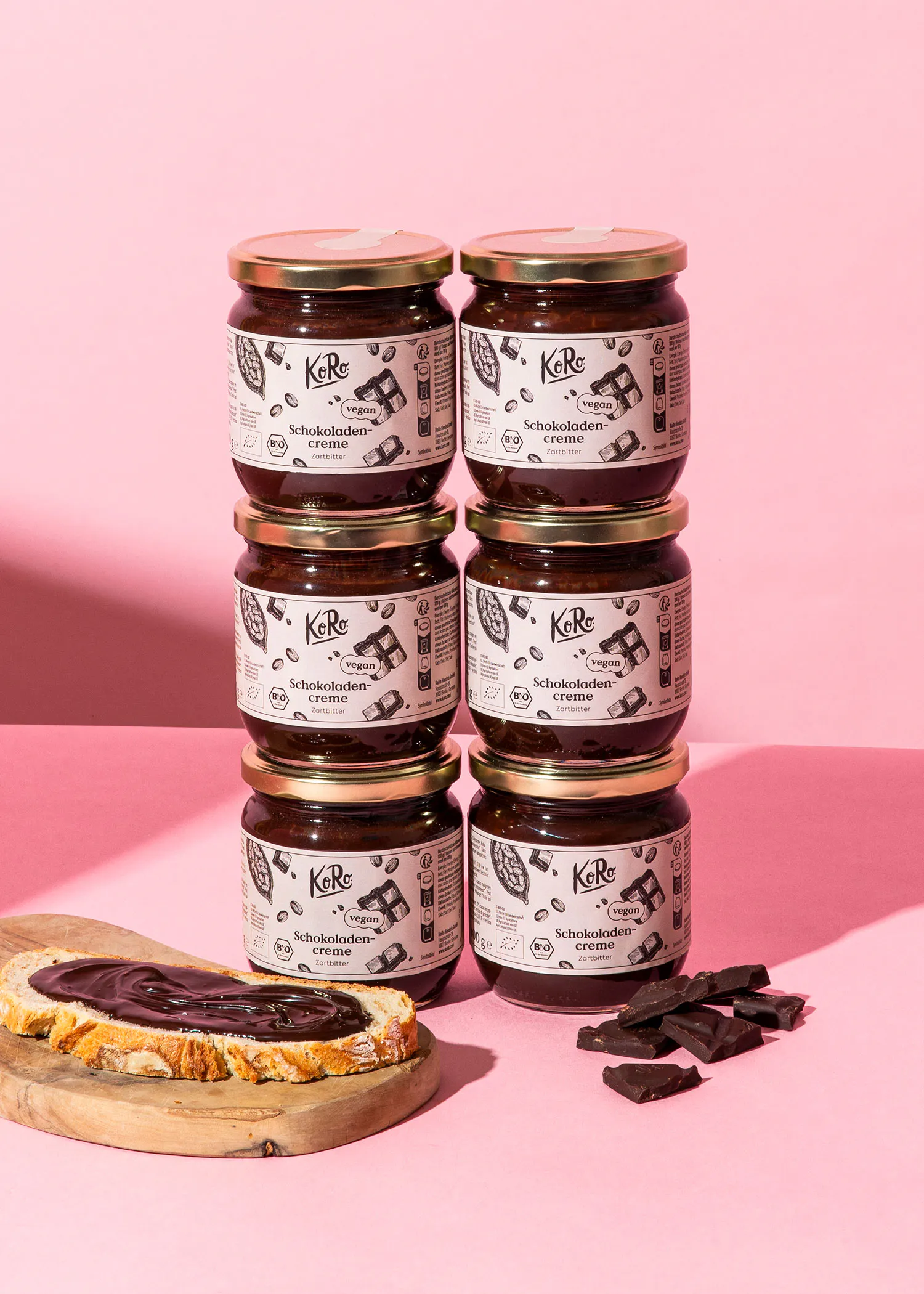 sechs Gläser Schokoladencreme sind aufeinander gestapelt