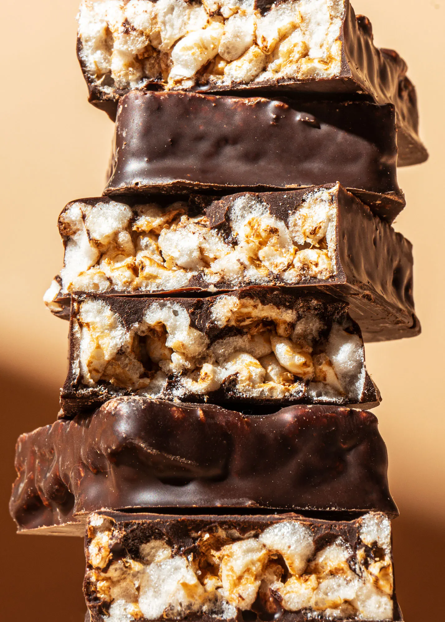 une pile de barres de chocolat empilées les unes sur les autres