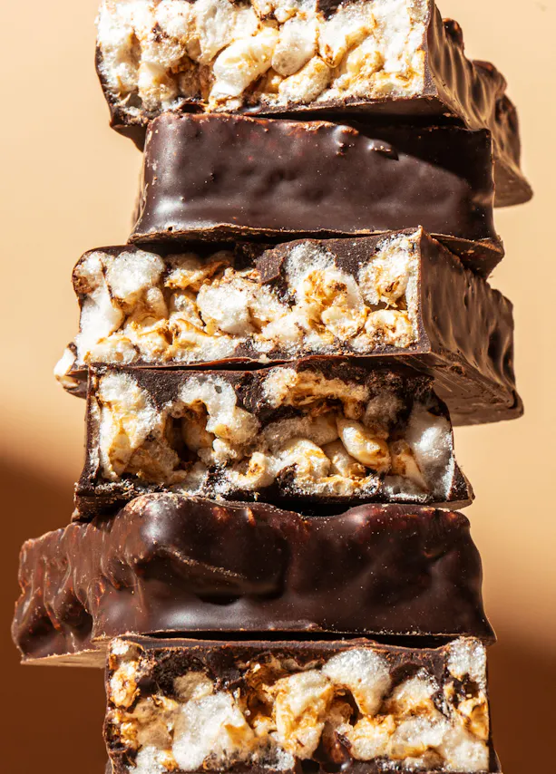 une pile de barres de chocolat empilées les unes sur les autres