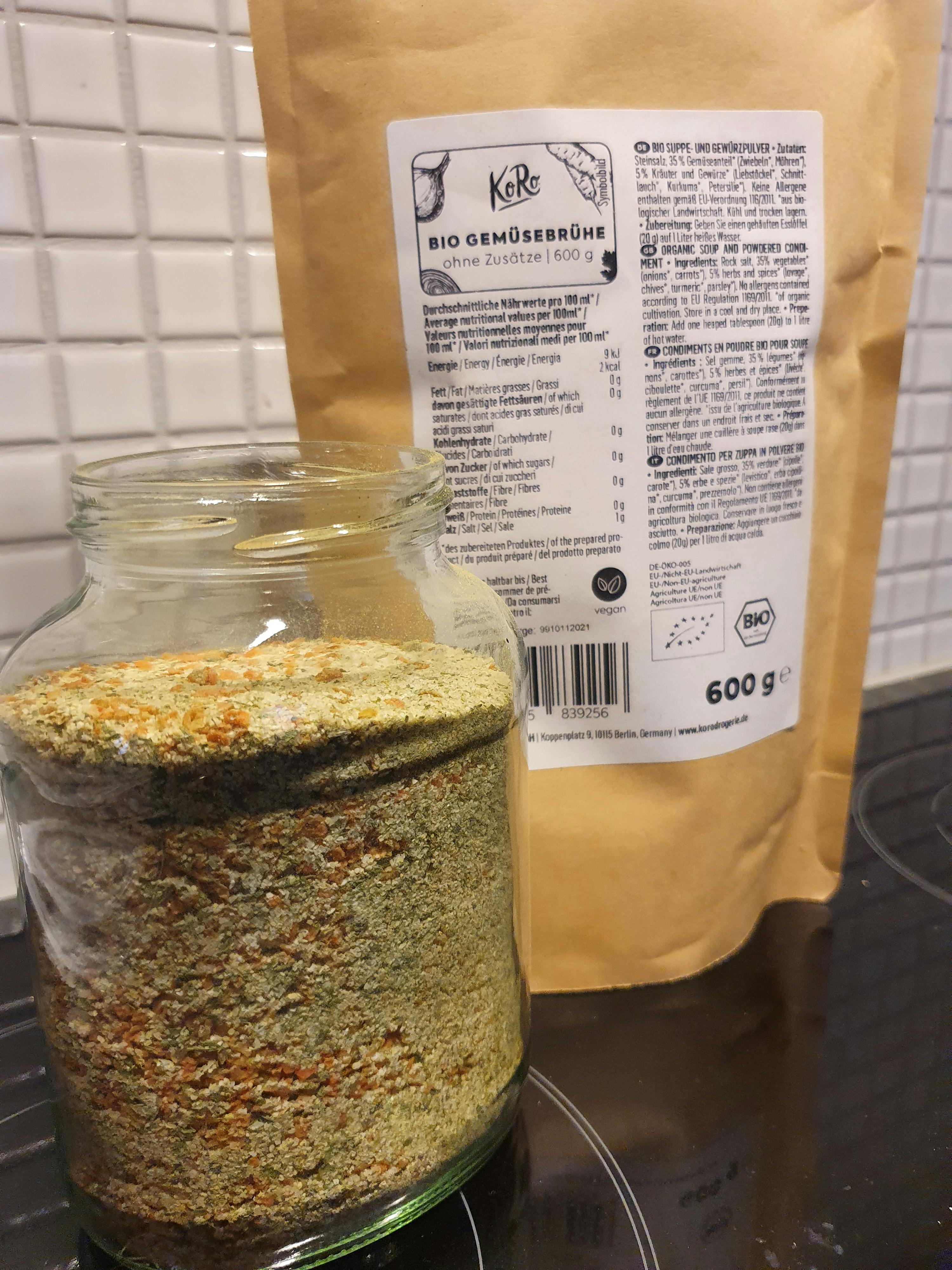 un barattolo di spezie è seduto accanto a un sacchetto di spezie