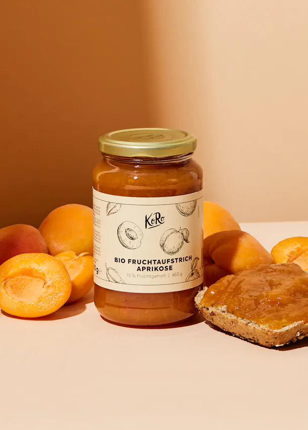 un bocal de confiture bio fruchtaufstrich aprikose est assis sur une table