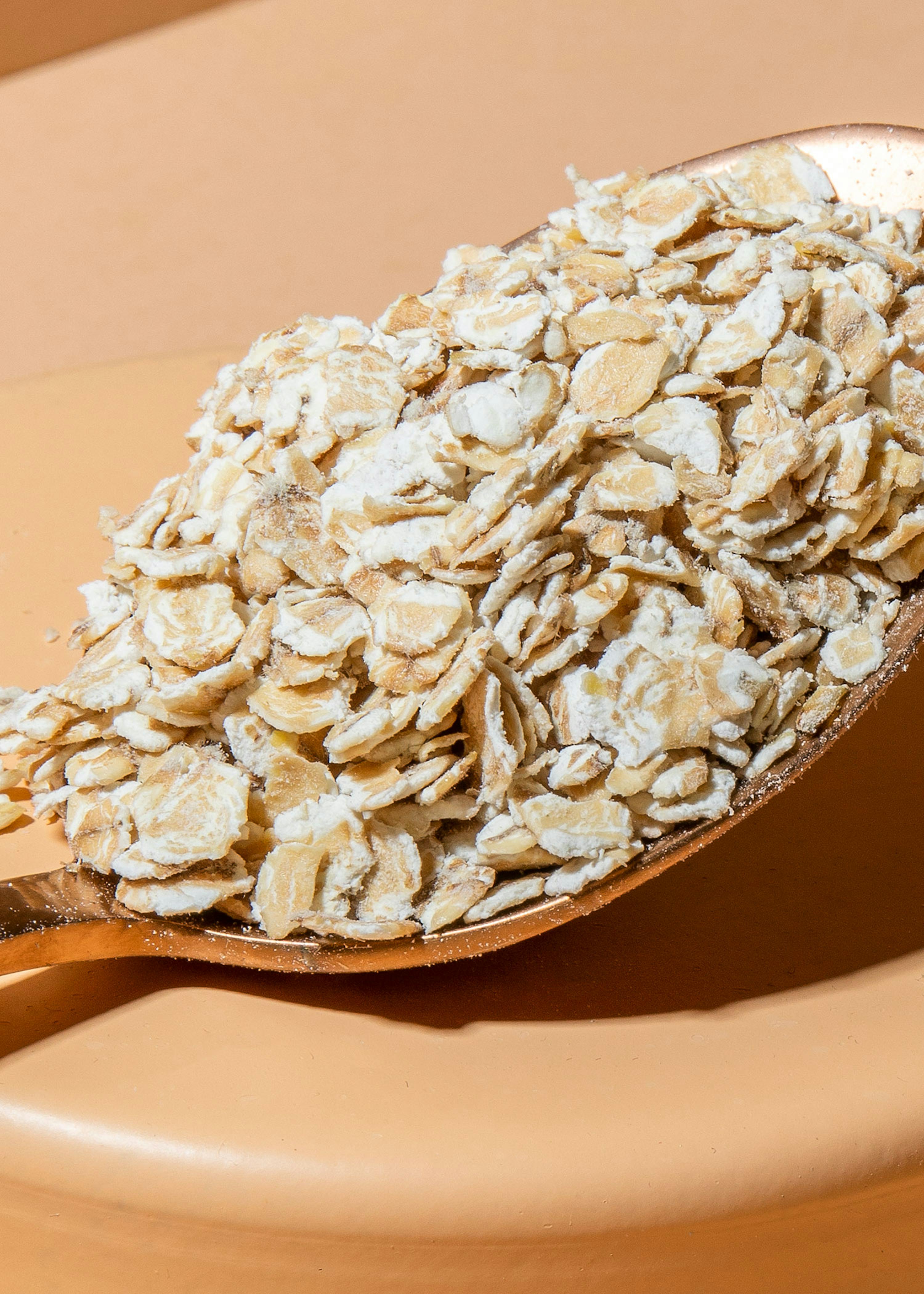 Flocon d'avoine sans gluten - fabricant granola bio - la main dans le bol