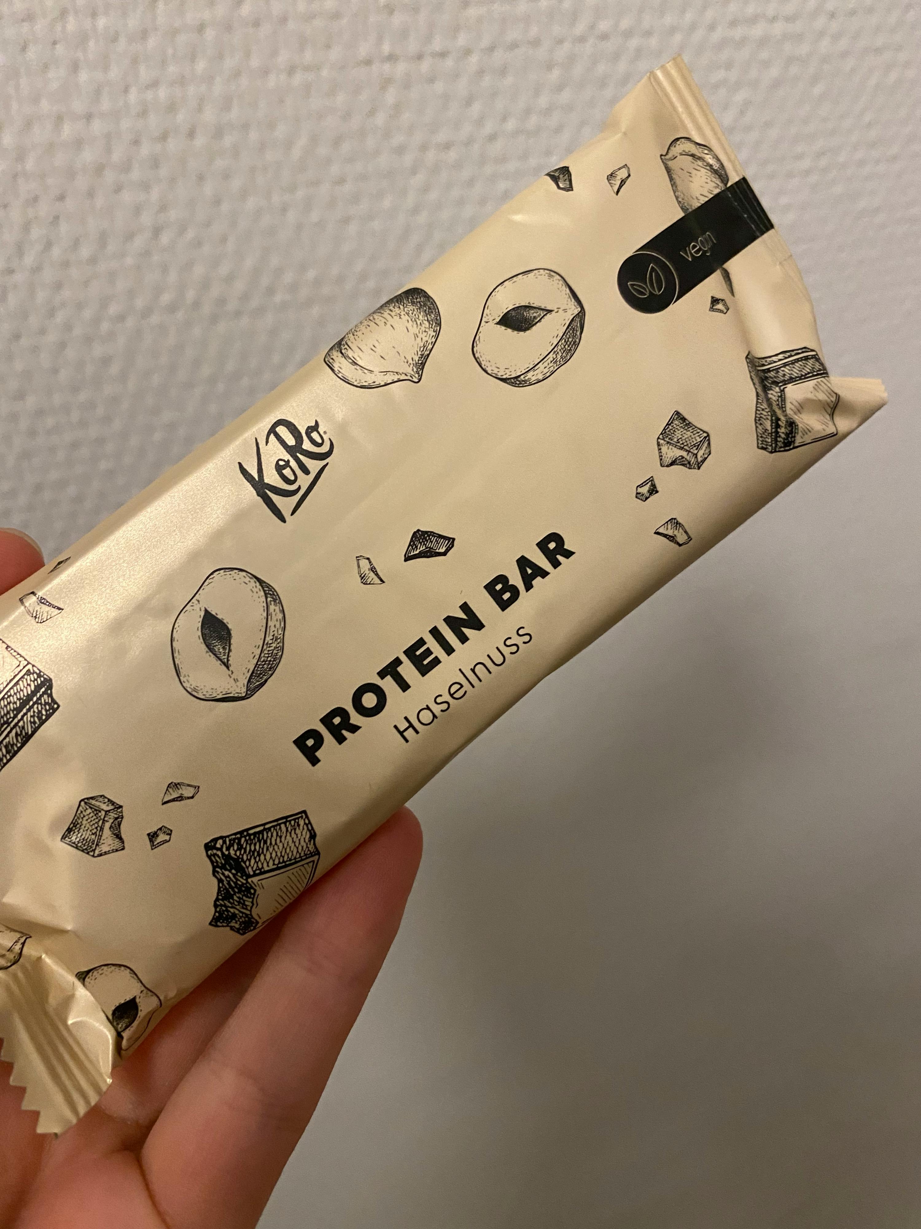 eine Person hält einen proteinbar in ihrer Hand
